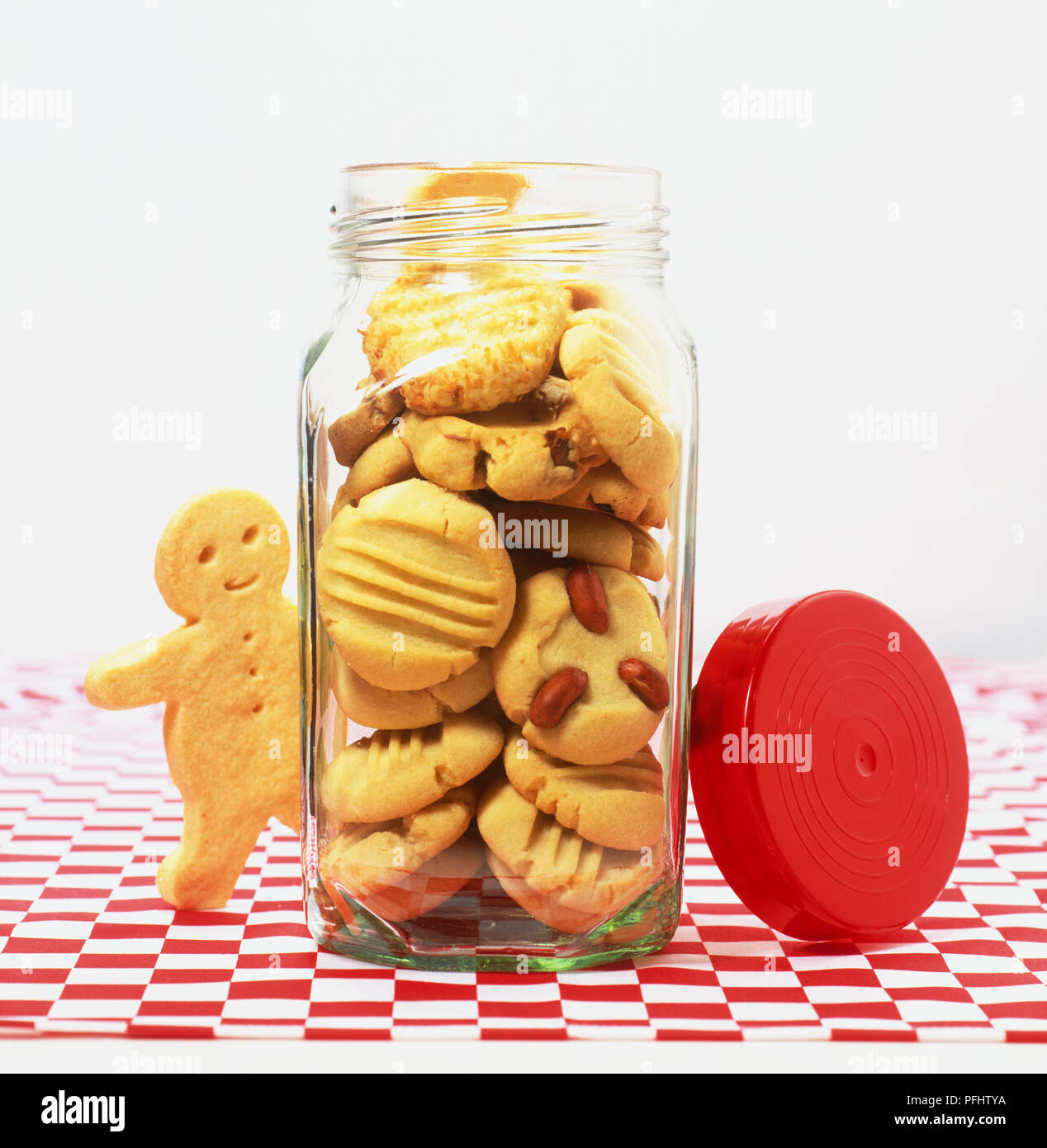 bote de cristal lleno de galletas de avena, con espacio en blanco Stock  Photo