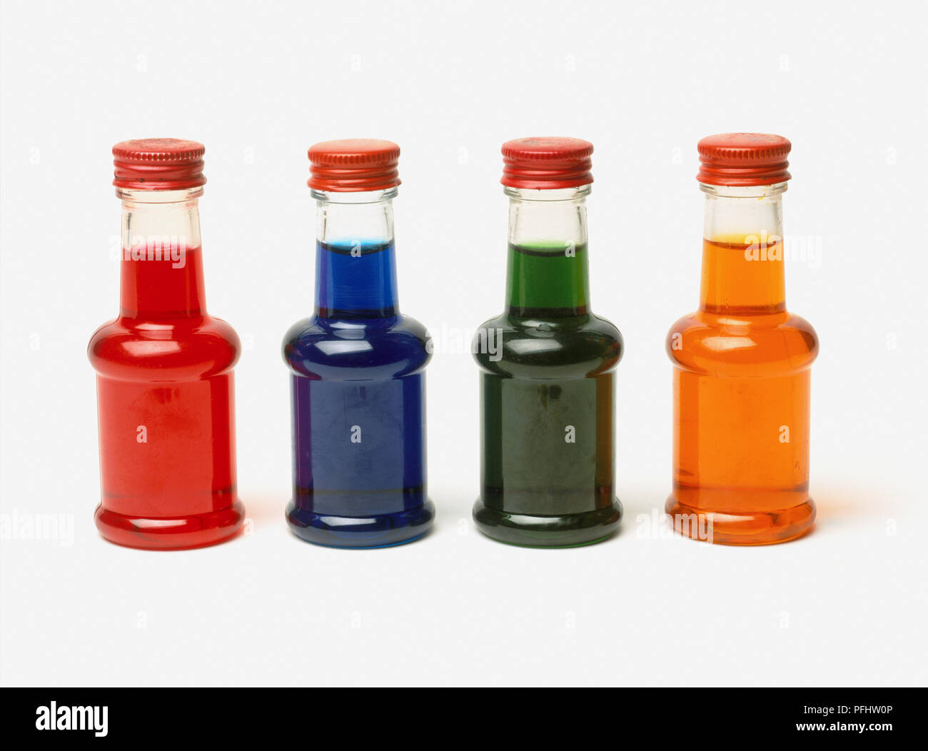 Saludo Obligatorio Traición Botellas de rojo, azul, verde y amarillo, Colorante alimentario de cerca  Fotografía de stock - Alamy