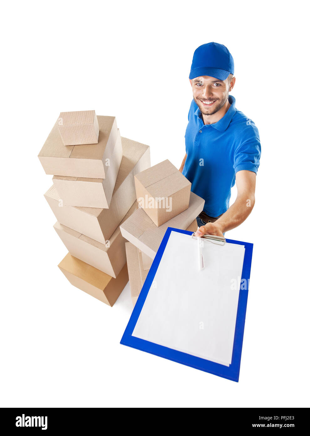 Sonriente joven courier entrega de paquetería y estirar los cuadros en  blanco para el cliente, aislado sobre fondo blanco. Concepto de servicio de  entrega Fotografía de stock - Alamy