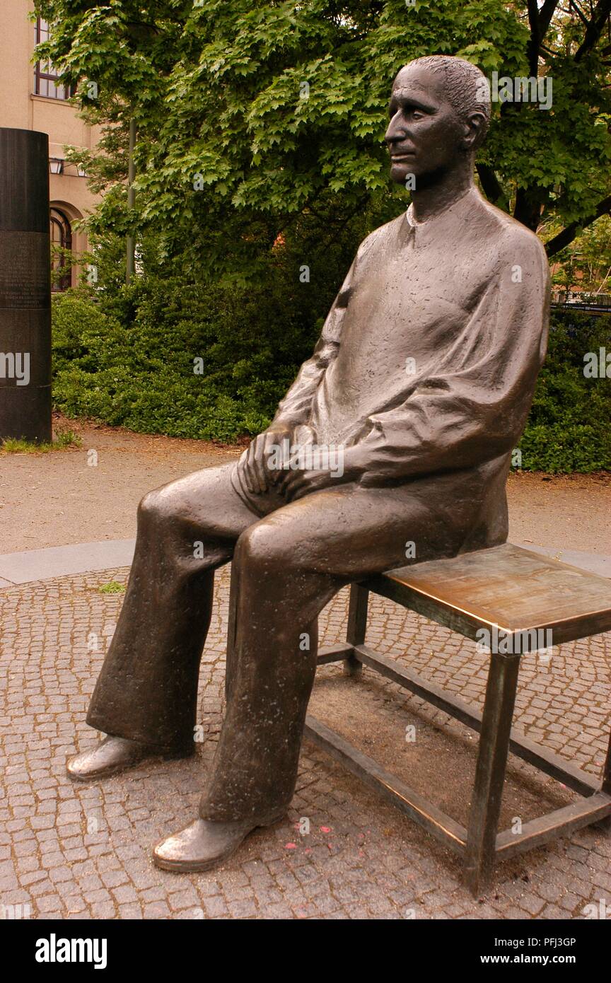 Alemania, Berlín Mitte, estatua de Bertolt Brecht fuera Berliner Ensemble Theatre Foto de stock
