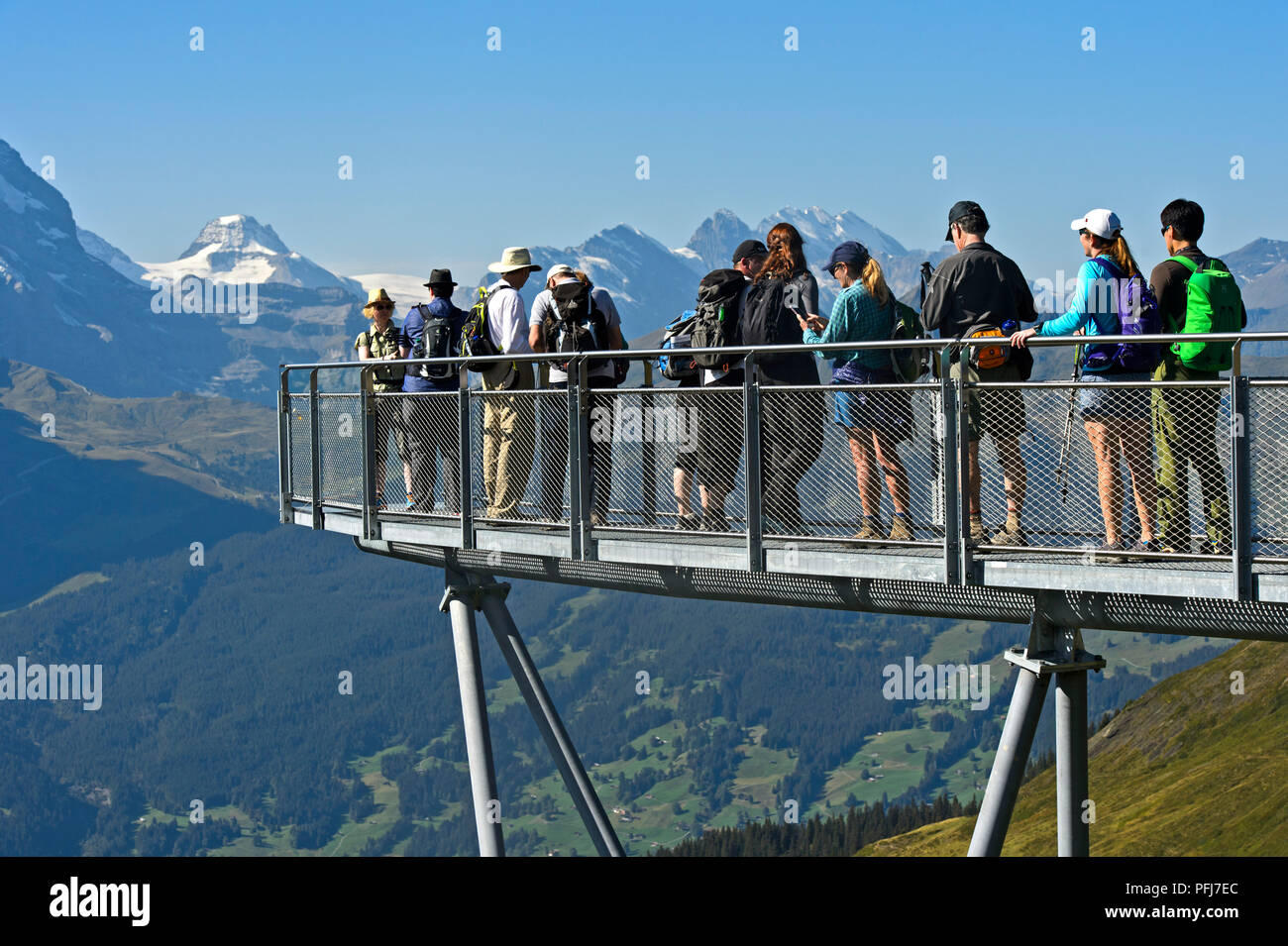 Los turistas en busca de la plataforma, primero Cliff Walk por Tissot, Grindelwald, Suiza Foto de stock