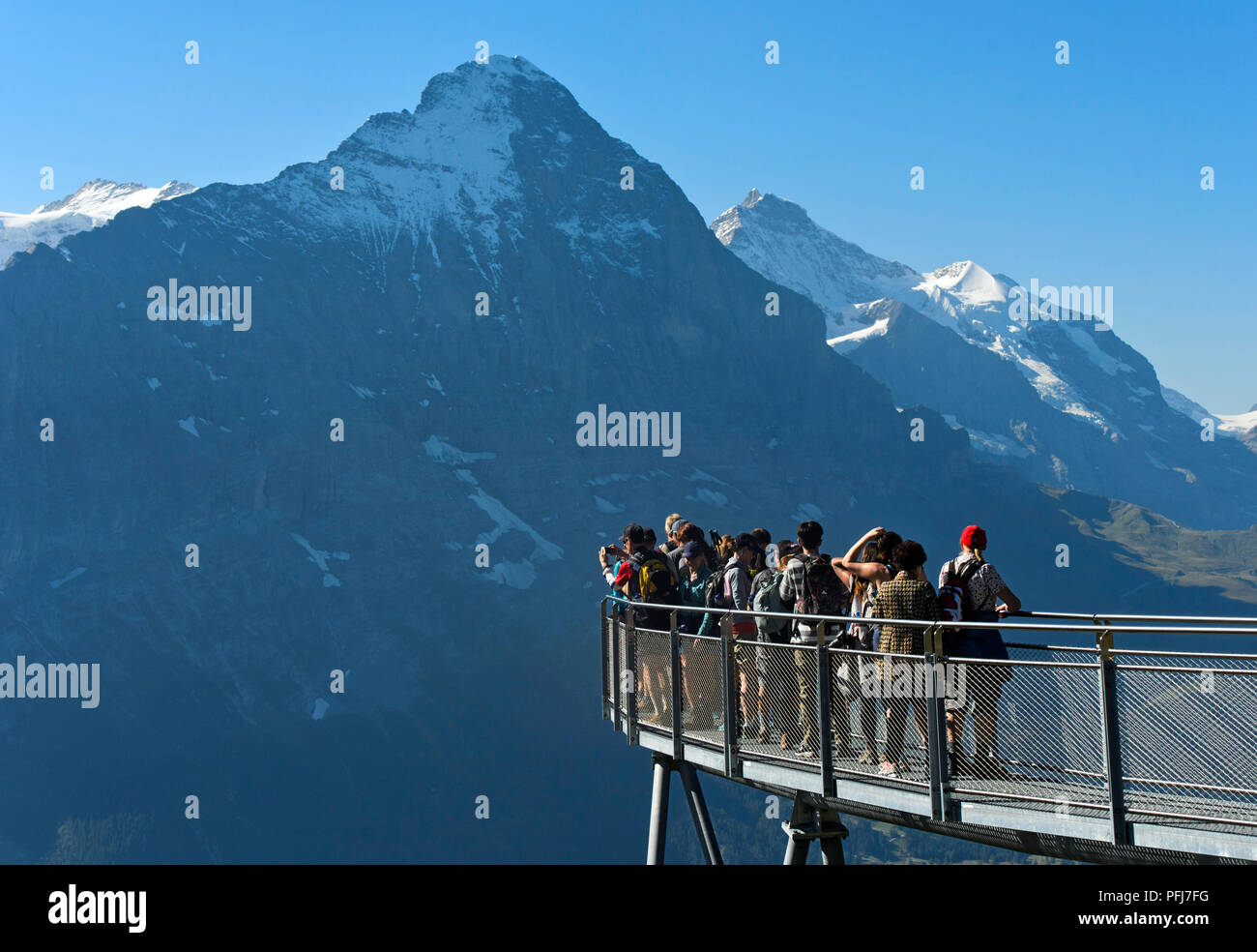 Los turistas en la plataforma mirador mirando el Eiger northface, primero Cliff Walk por Tissot, Grindelwald, Suiza Foto de stock