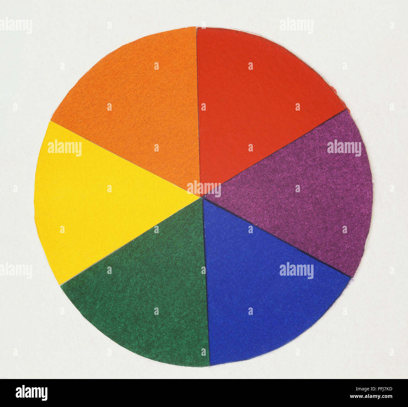 Círculo dividido en secciones de diferentes colores brillantes. Foto de stock