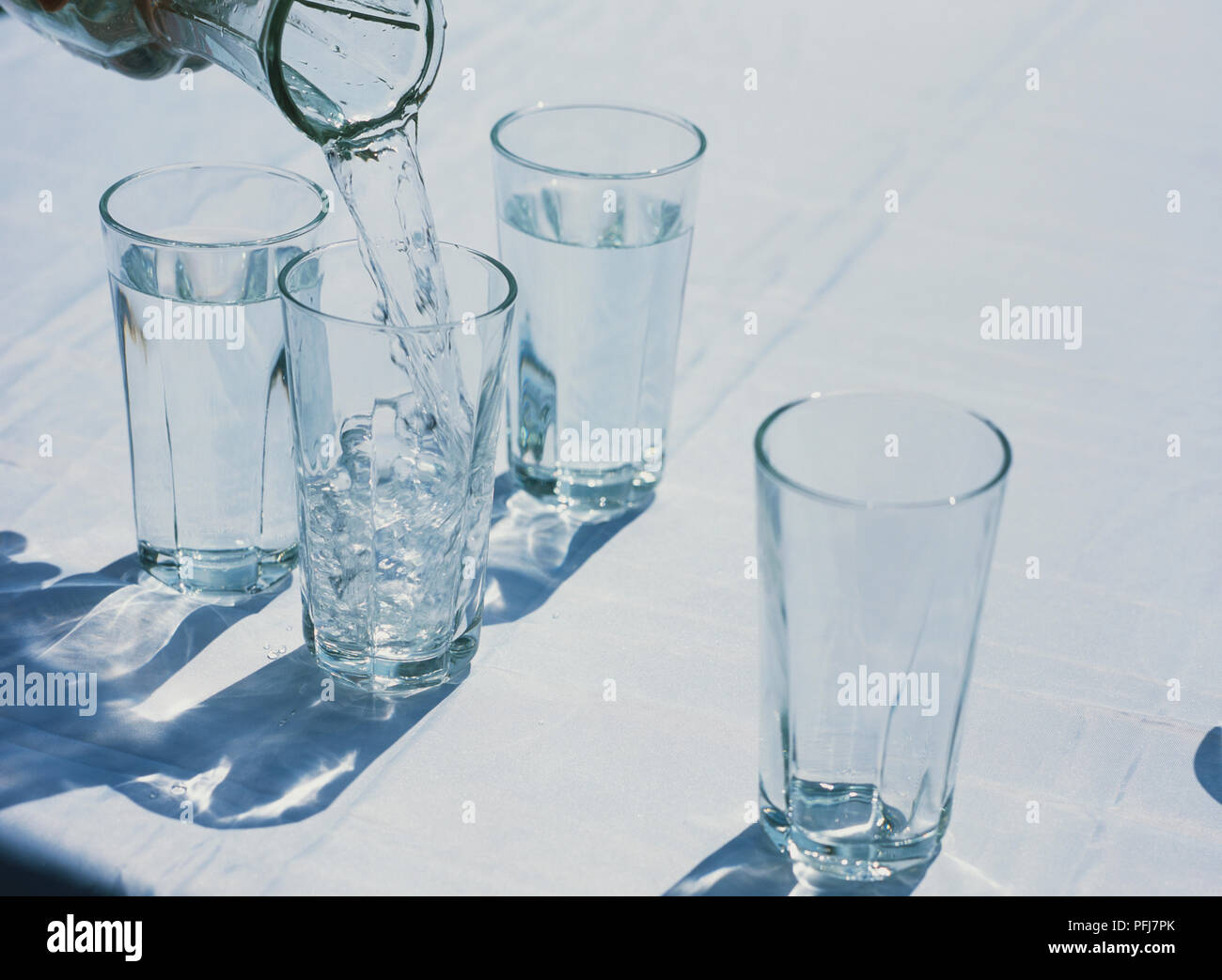 Jarra de vidrio con agua limpia fotografías e imágenes de alta resolución -  Alamy