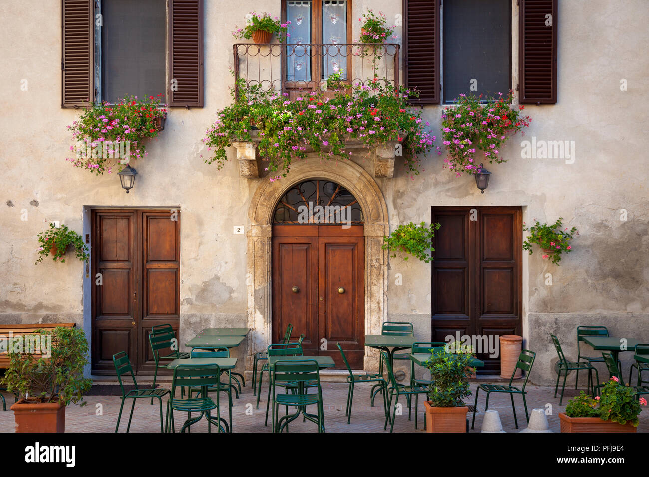 Flores por encima de las ventanas y puertas en Piezna, Toscana, Italia Foto de stock