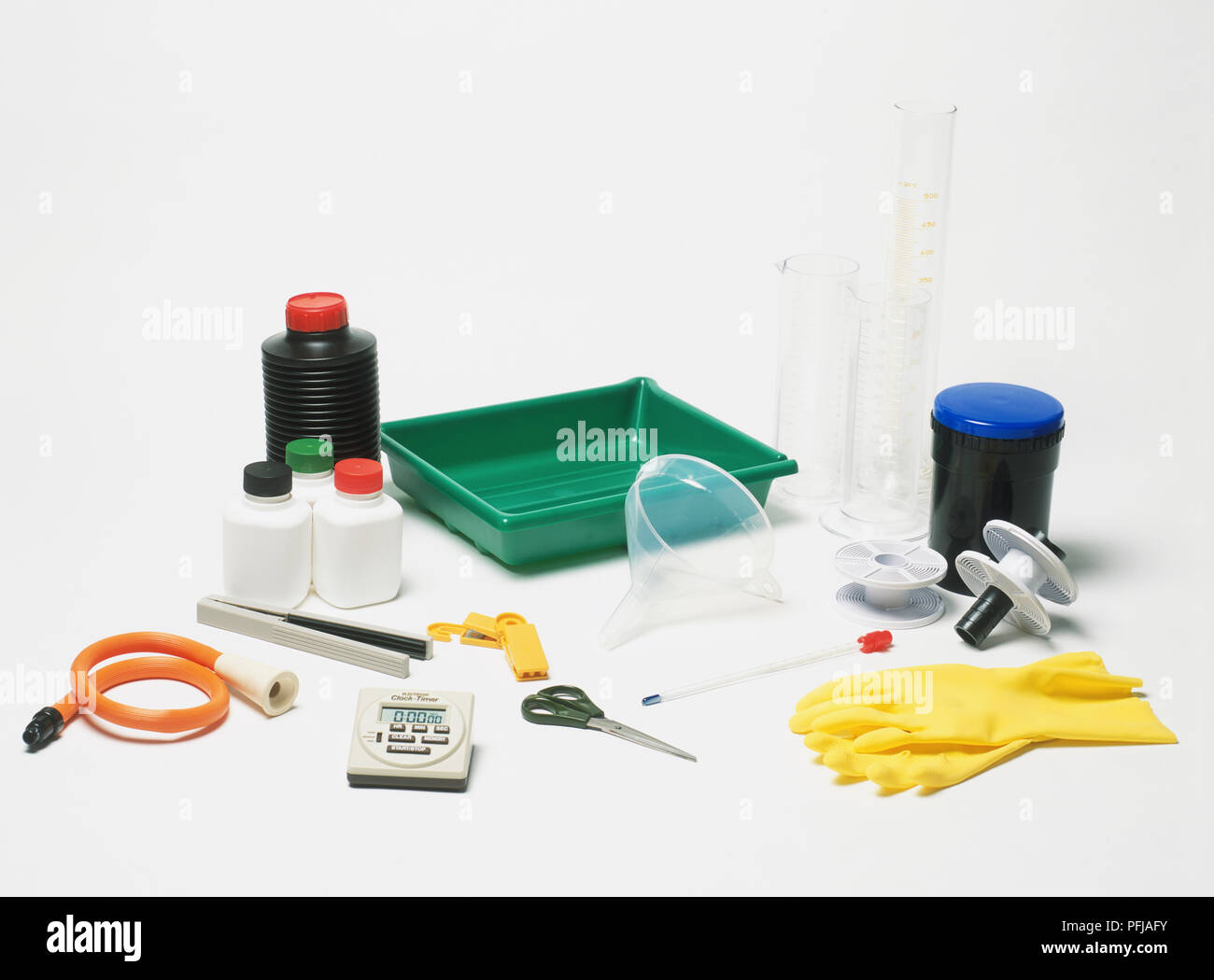 Kit de revelado fotográfico, jarras, botellas de medición química, bandeja  de desarrollo, tijeras, guantes, pinzas, tubos, embudo Fotografía de stock  - Alamy