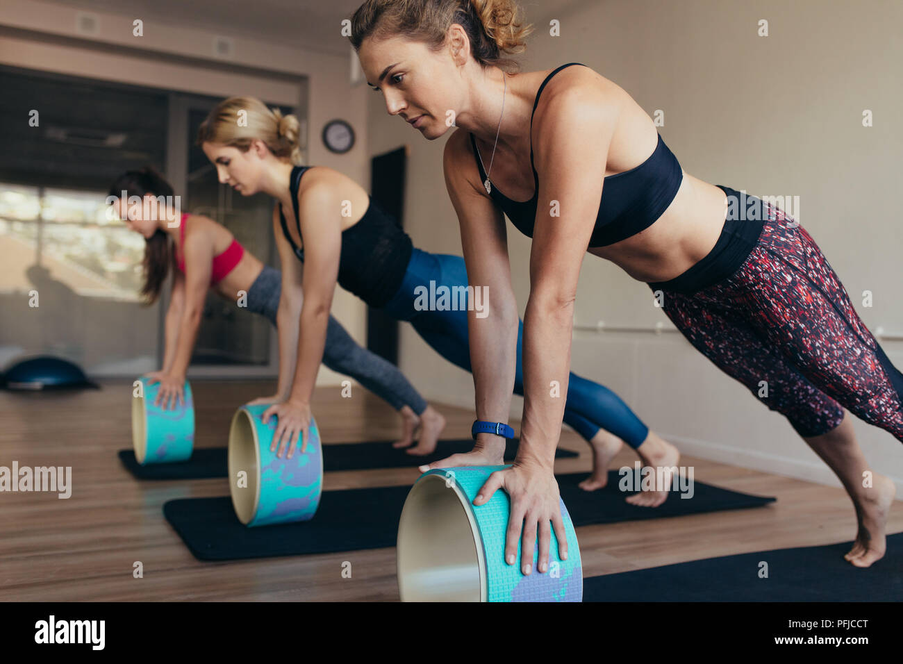 Fotos de Mujer en el gimnasio descansando sobre pilates - Imagen