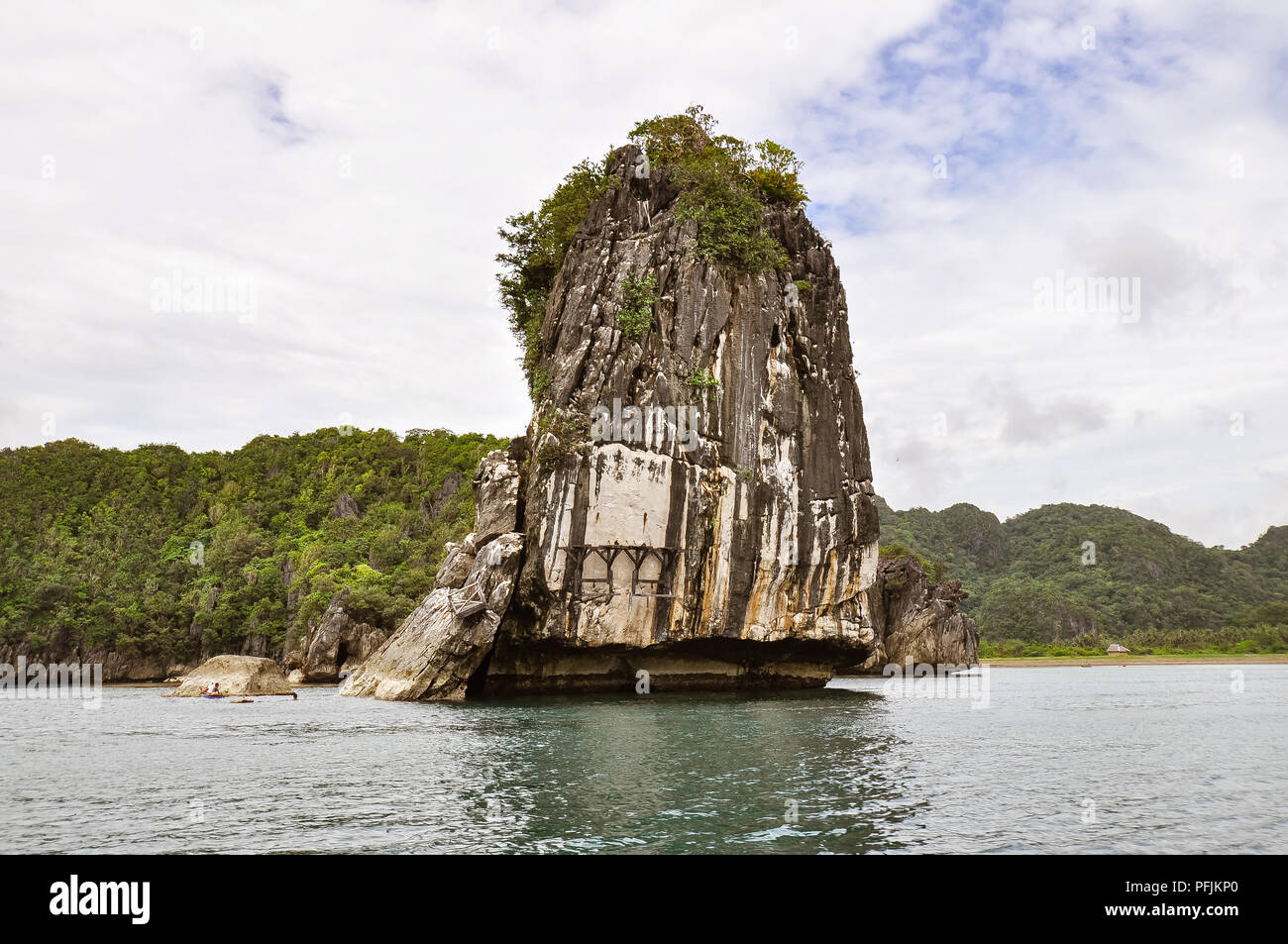 Afloramiento de roca caliza - Caramoan, Camarines Sur, Filipinas Foto de stock