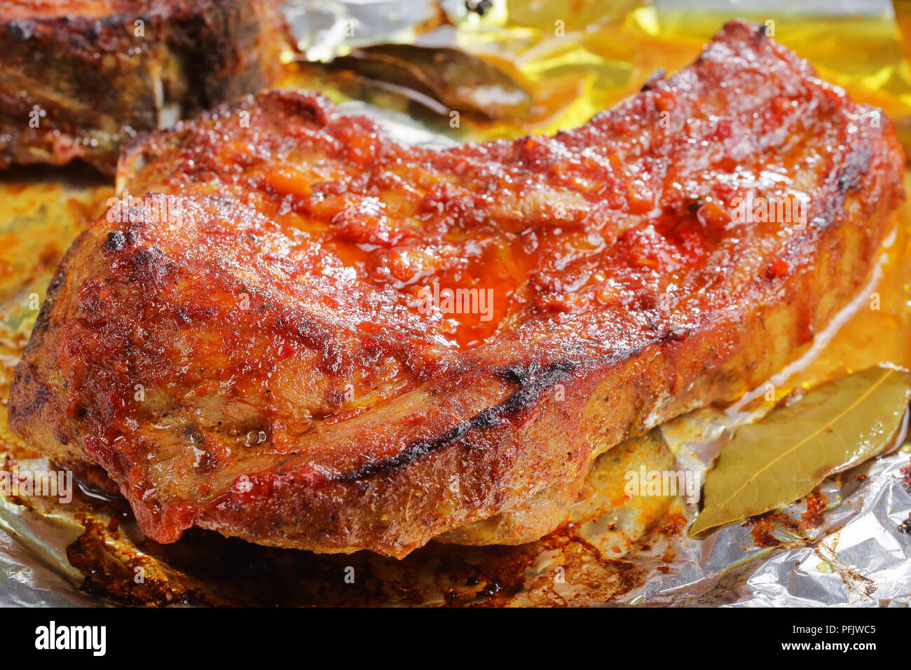 Close-up de horno tierno asado, picante y jugosa Pork Chop chuleta en  aluminio para hornear, vista desde arriba, de cerca Fotografía de stock -  Alamy