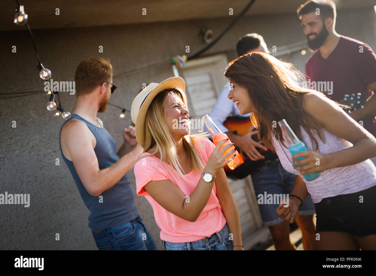 Feliz niñas divirtiéndose en parte Foto de stock