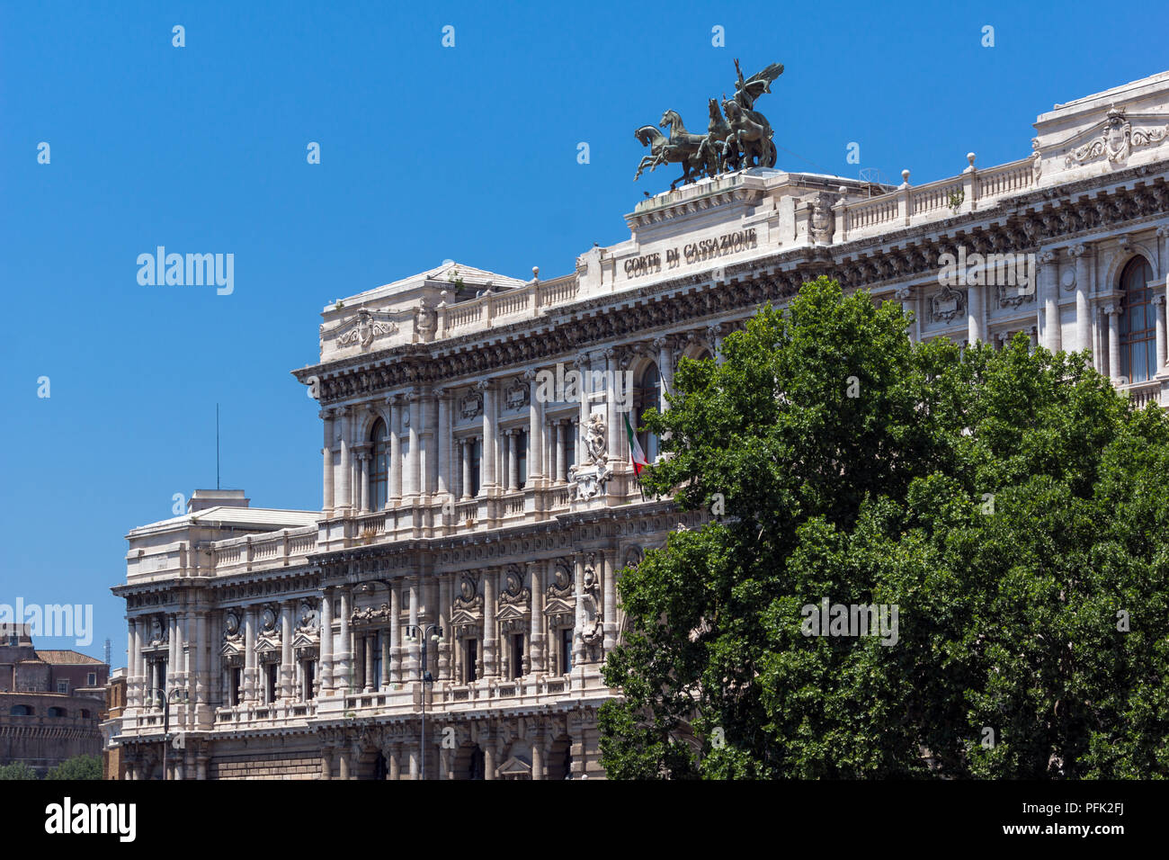 Roma, Italia - Junio 22, 2017: increíble vista del edificio del Tribunal Supremo de Casación en la ciudad de Roma, Italia Foto de stock