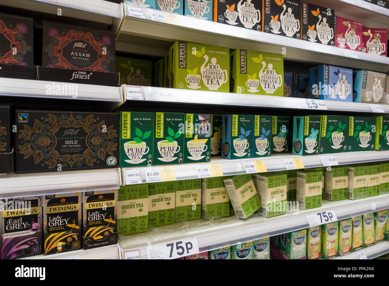 Cajas de diversos tés en la pantalla, a la venta en los supermercados Tesco Express, Reino Unido Foto de stock