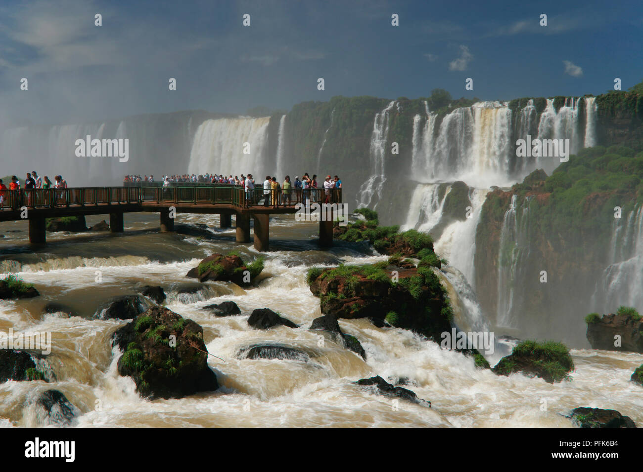 Brasil y Argentina, Foz do Iguacu, Cataratas de Iguazu, Garganta del Diablo,  la dramática caída en cascada en el río abajo, visto desde la plataforma de  observación en el lado brasileño Fotografía