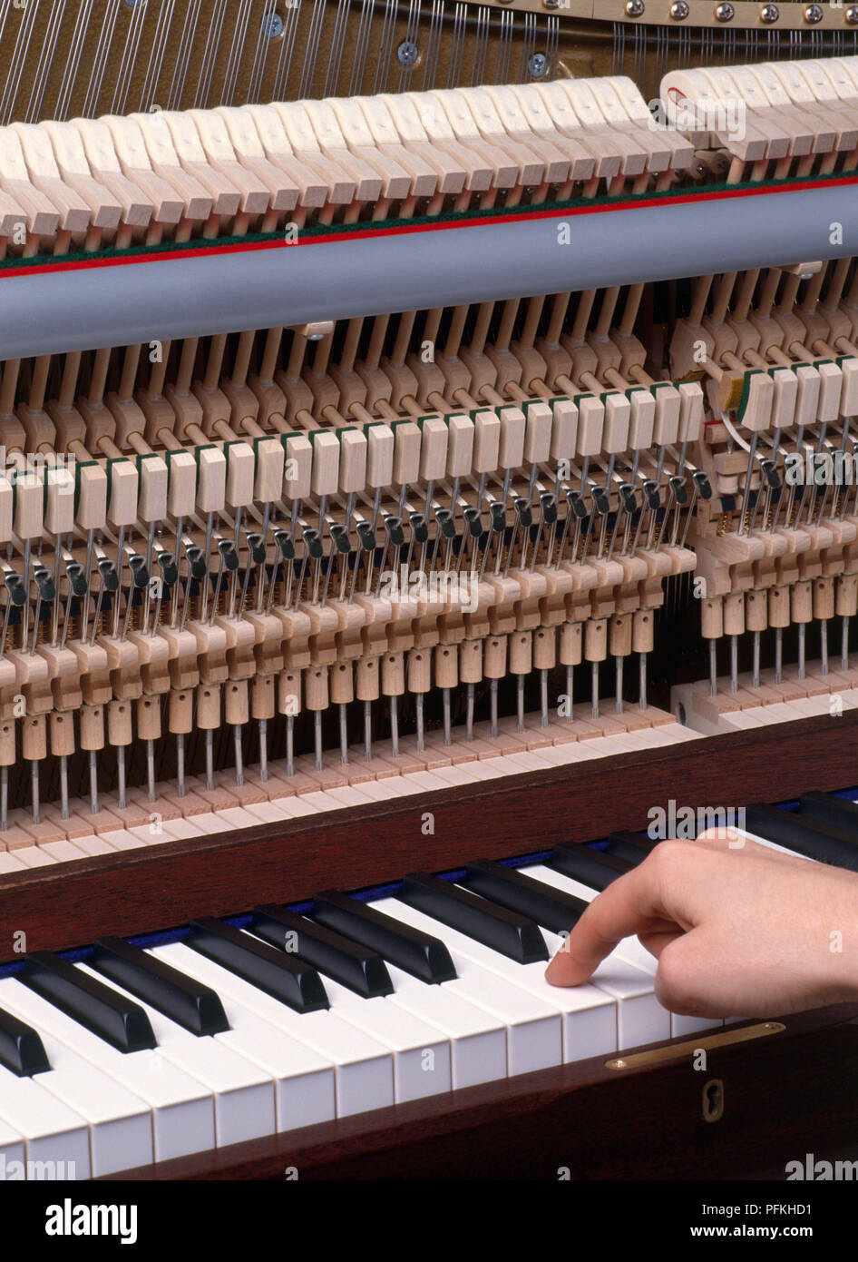 Martillos de piano y mano en clave piano piano vertical, close-up de stock - Alamy