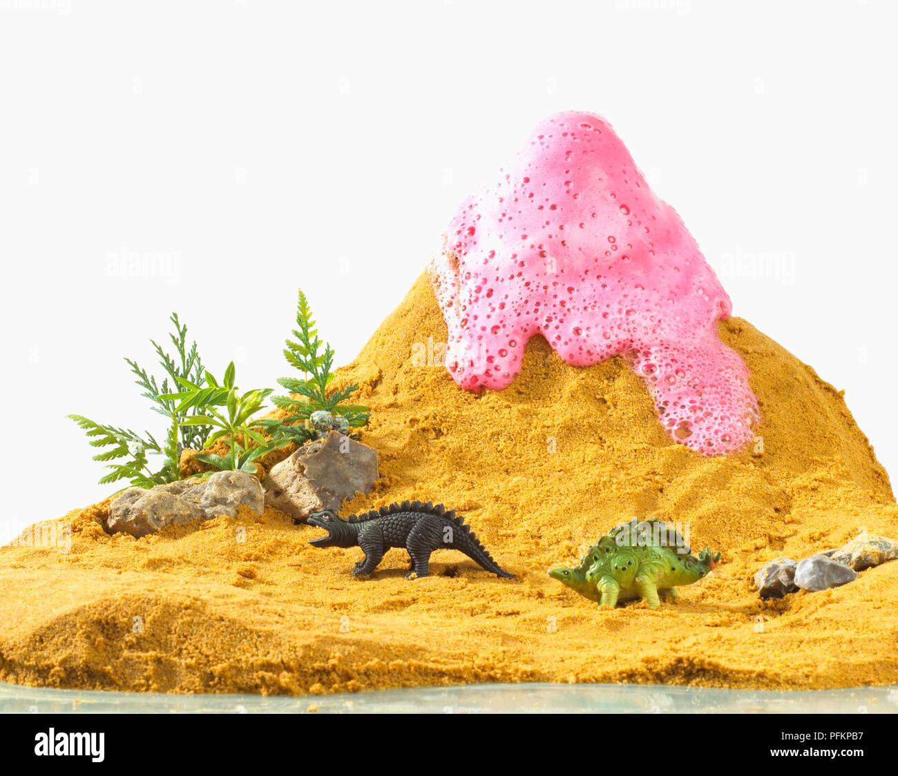 Modelo de volcán compuesto de arena de color rosa con lava, dinosaurios y  plantas de plástico Fotografía de stock - Alamy