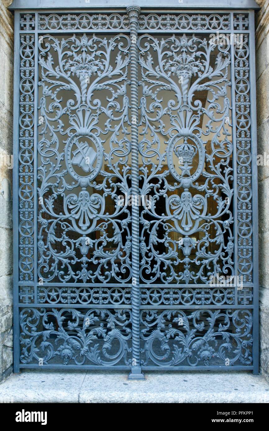 Puertas de hierro fundido fotografías e imágenes de alta resolución - Alamy