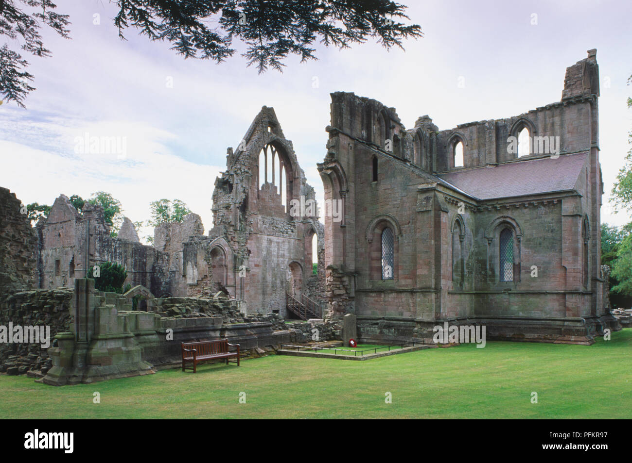 Gran Bretaña, Escocia, Dryburgh Abbey, una ruina monástico, situado a orillas del río Tweed, Sir Walter Scott está enterrado en los terrenos. Foto de stock