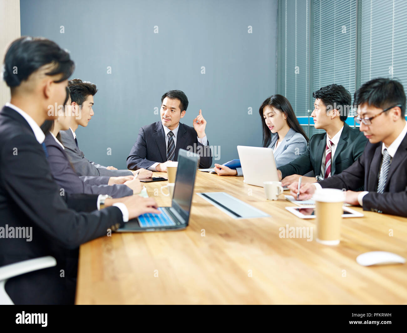 Equipo de gente de negocios corporativos de Asia hombres y mujeres reunidos en la oficina. Foto de stock