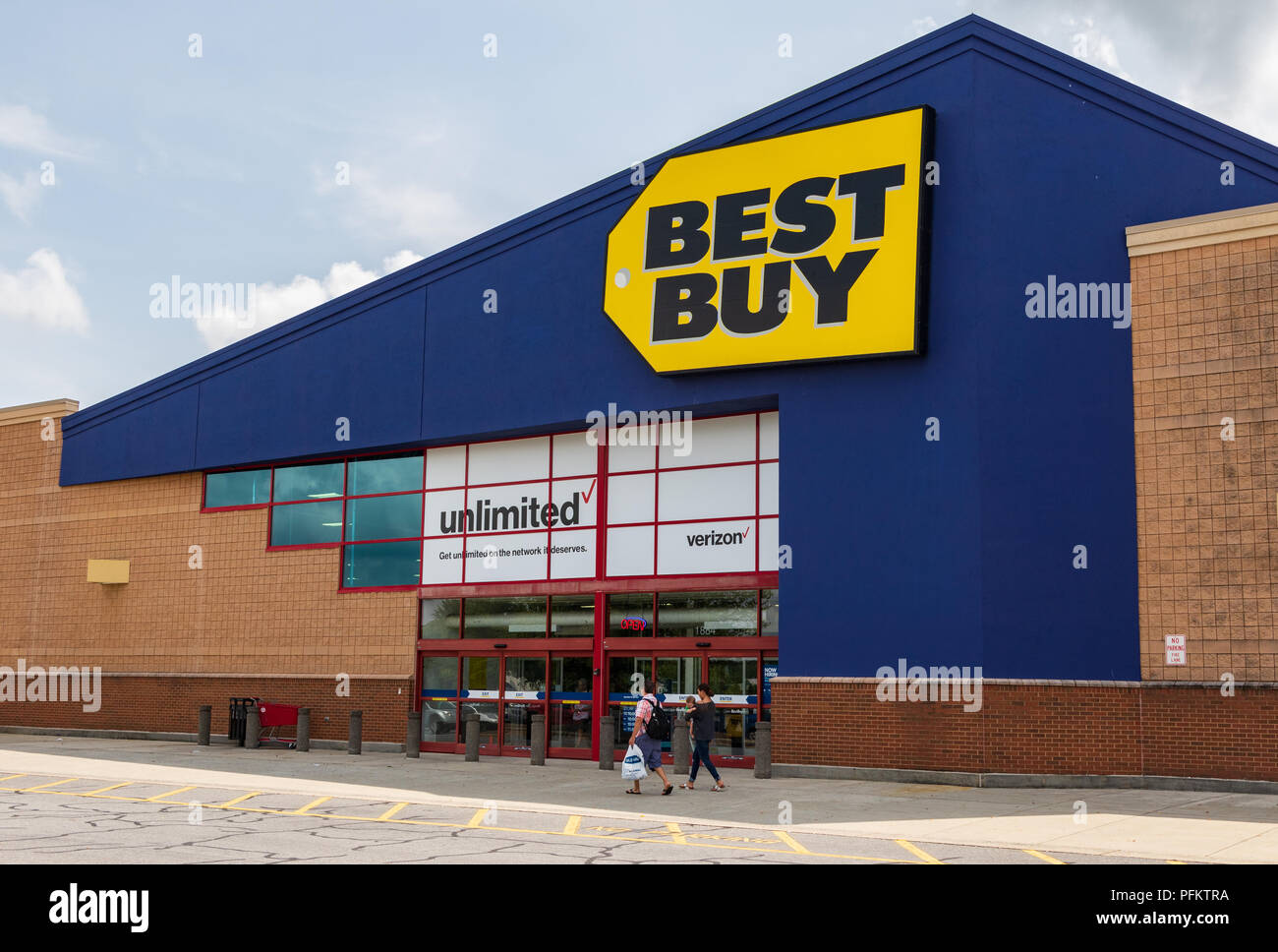 HICKORY, NC, EE.UU. 20 Aug 2018: una tienda Best Buy, un minorista de electrónica de consumo, que operan en los EE.UU., Canadá y México. Foto de stock