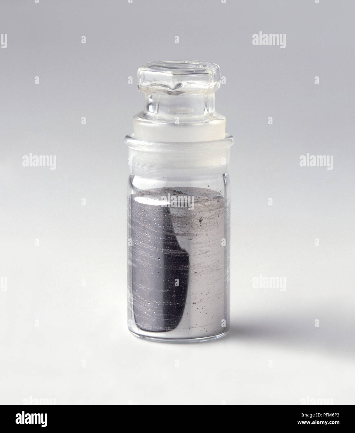 El mercurio líquido en botella de cristal Fotografía de stock - Alamy