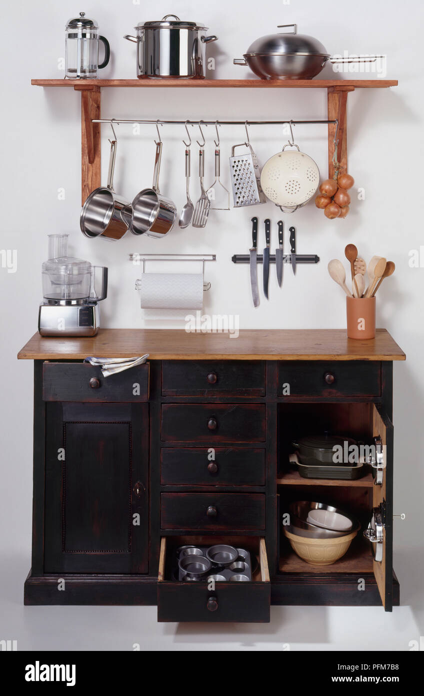 Ejercer simultáneo destacar Antiguo aparador de cocina Fotografía de stock - Alamy