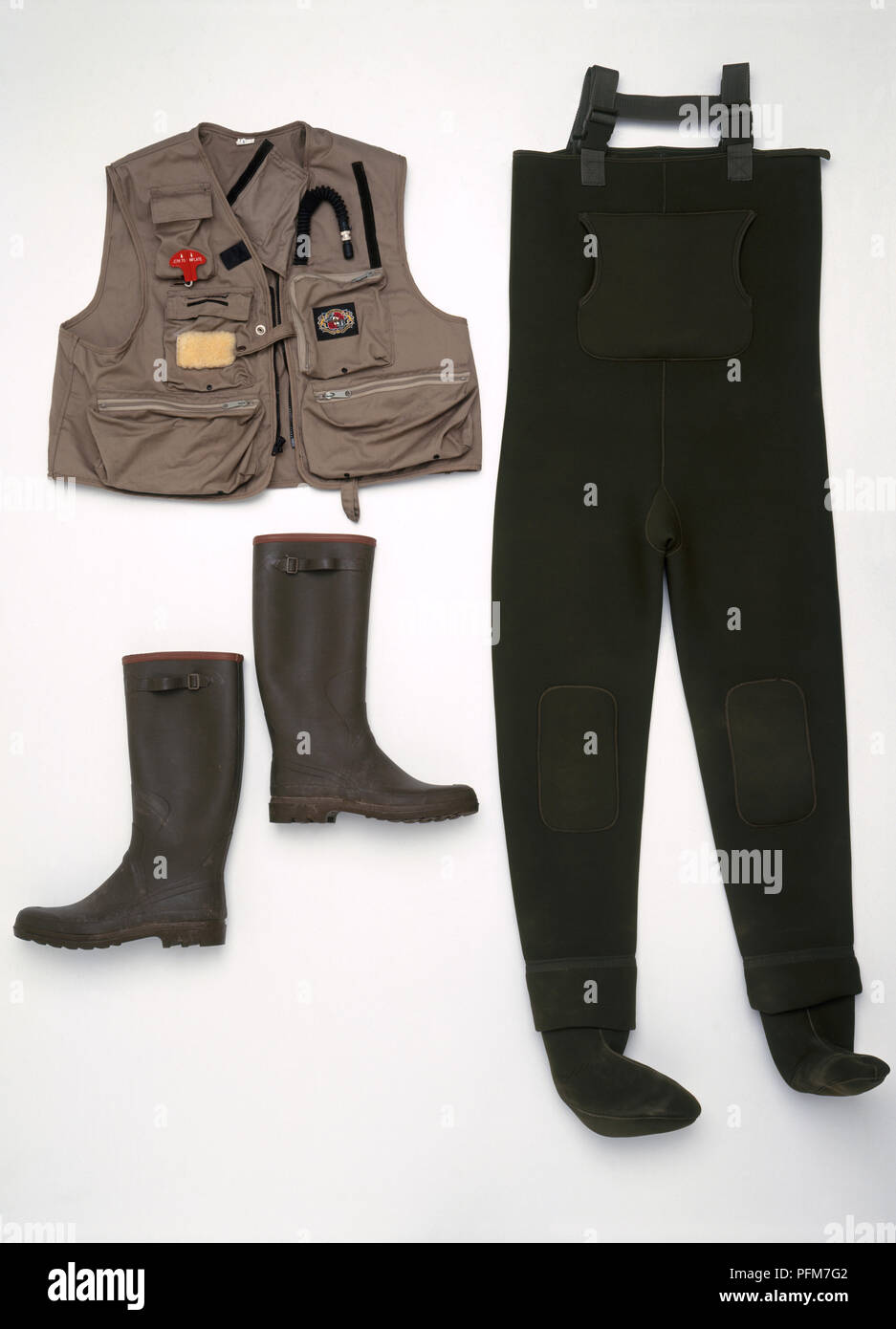 Ropa para la pesca con mosca, incluyendo botas, pantalones y chaqueta con  bolsillos Fotografía de stock - Alamy