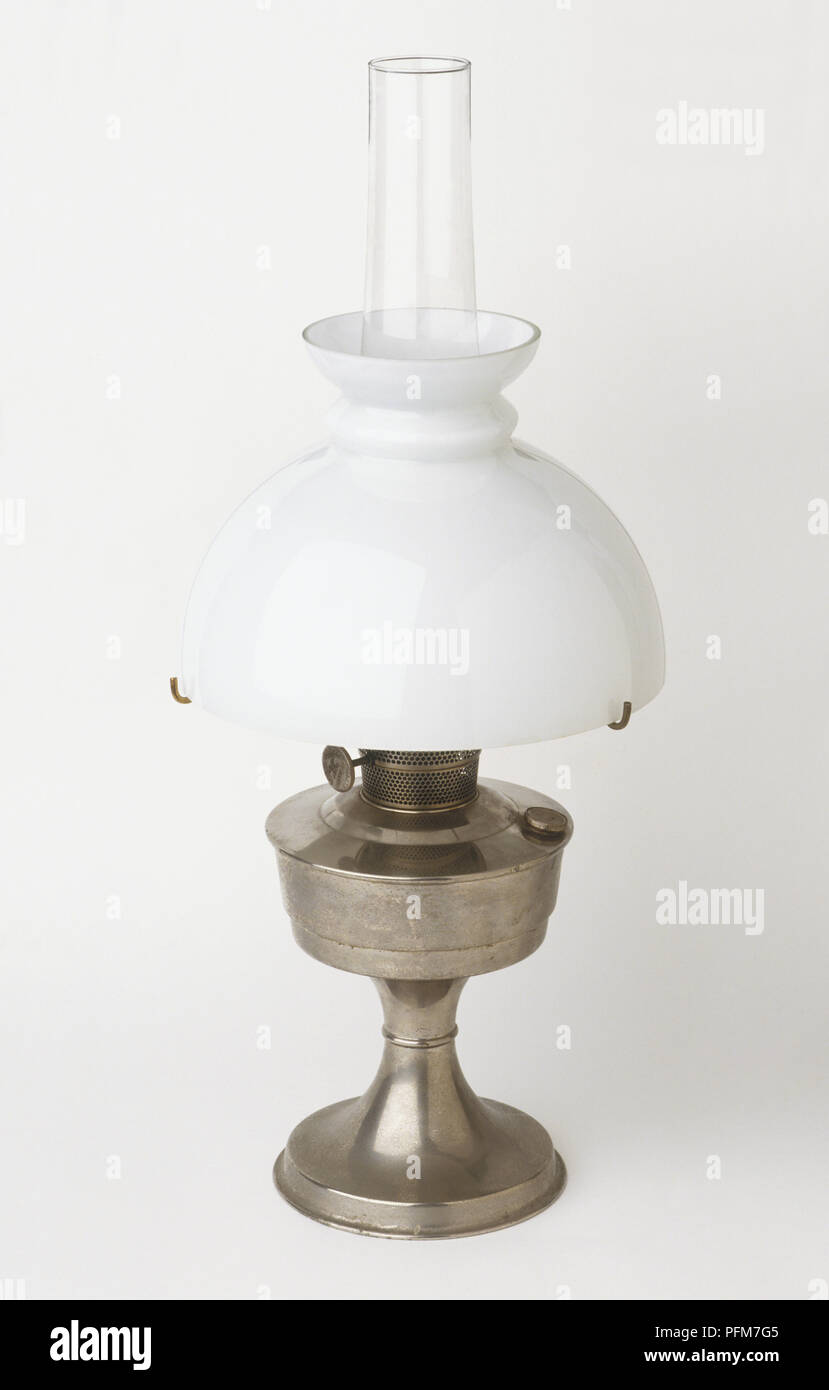 Lámpara de aceite ornamentados con base metálica y tulipa de vidrio blanco,  vista lateral Fotografía de stock - Alamy