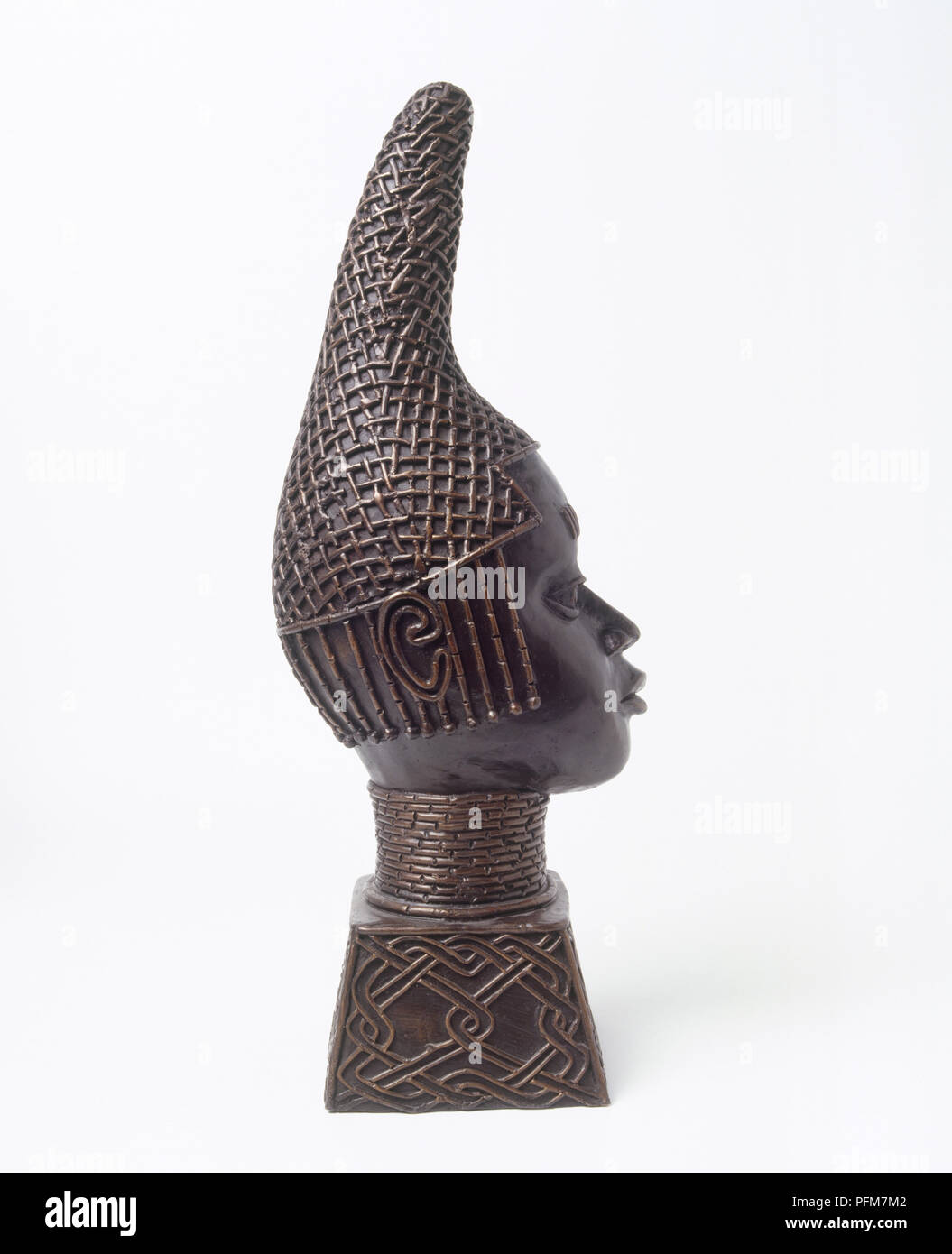 Cabeza de una réplica de la reina madre de Benin (Iyoba) hechas de bronce Foto de stock