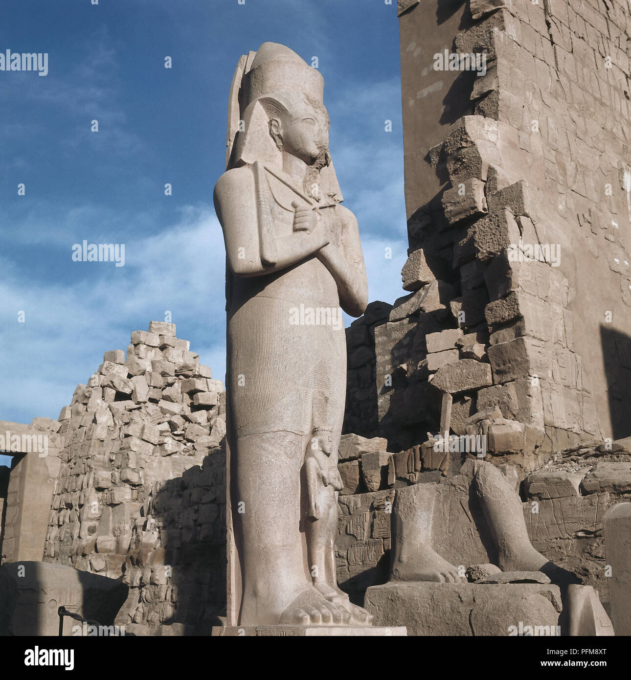 Egipto, Templo de Karnak, estatua de Panedjem complejos en el templo de Amon Ra, un diminuto Faraón de pie sobre sus pies. Foto de stock