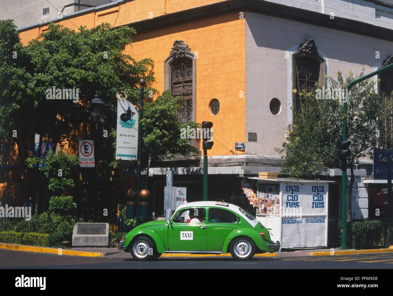 Ciudad de México, verde y blanco VW taxi de la calle en la esquina de una calle, vista lateral. Foto de stock