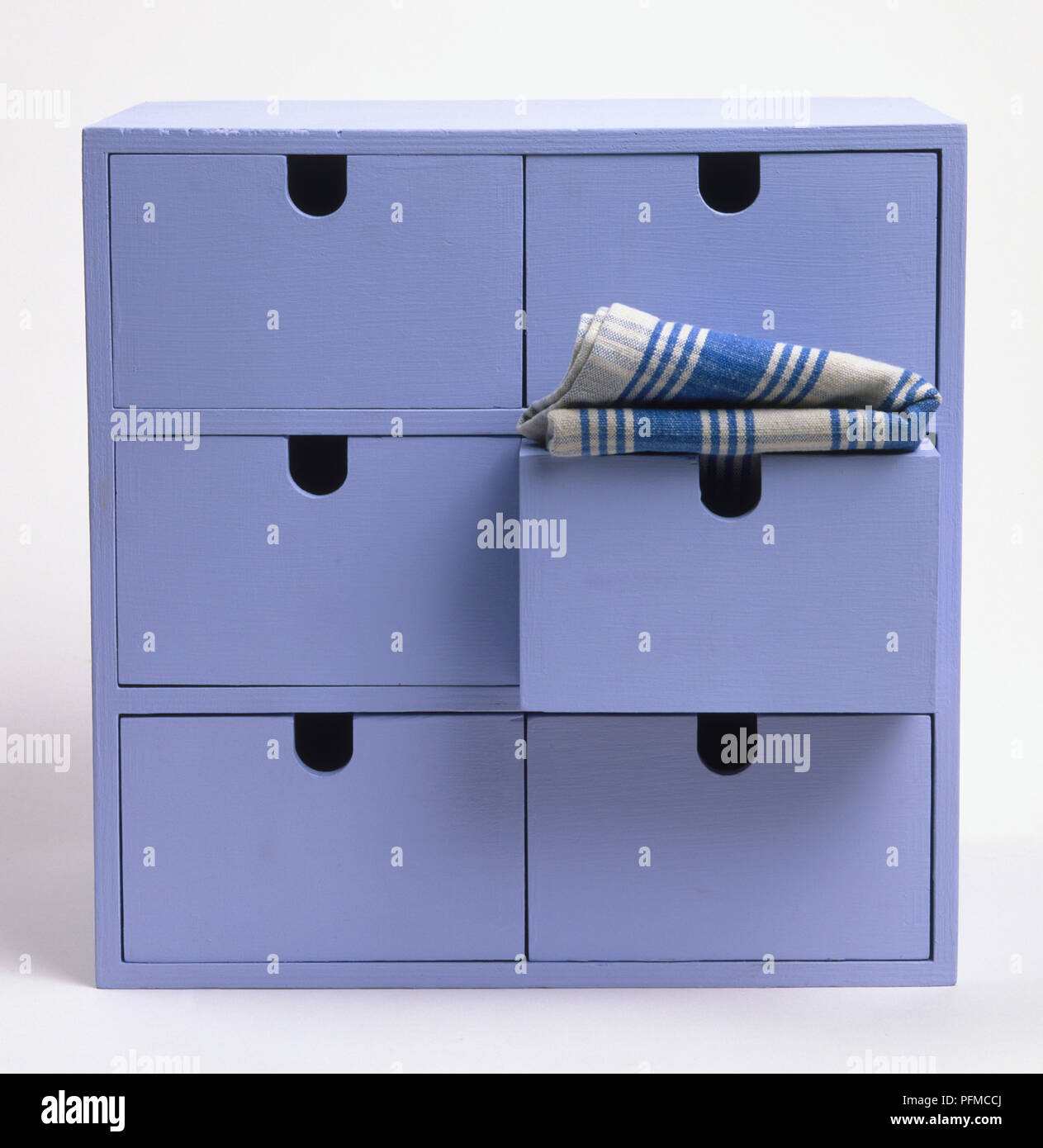 Chest of drawers painted fotografías e imágenes de alta resolución - Alamy