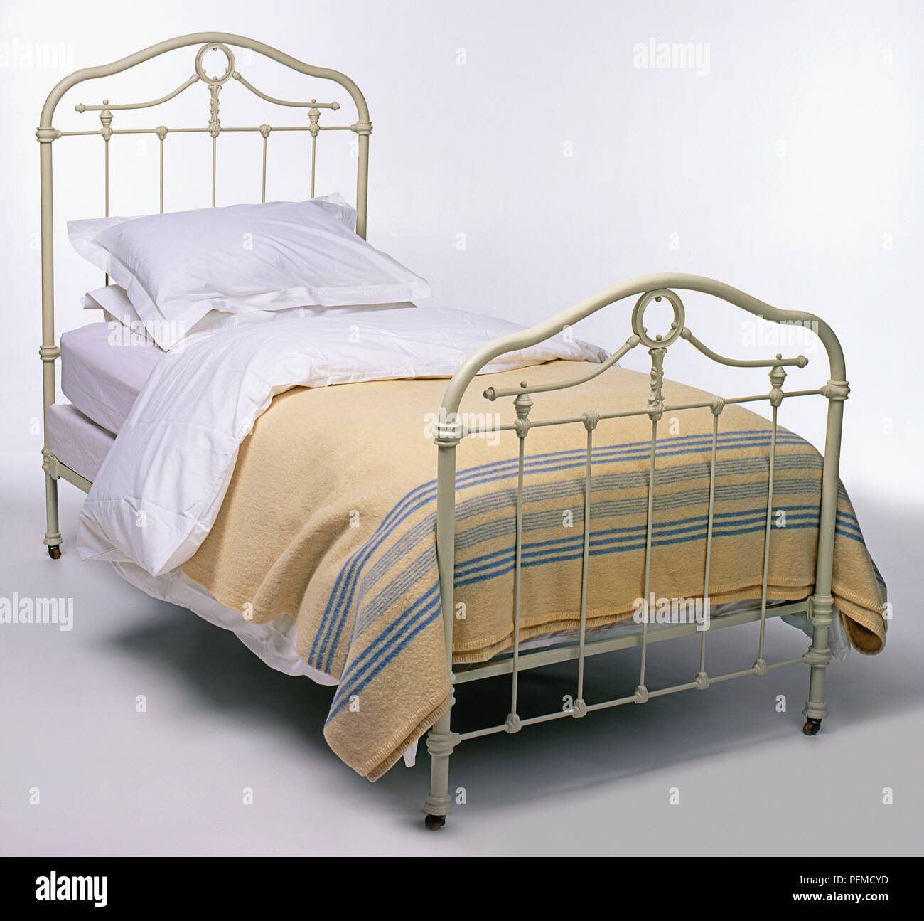 Cama antigua de bronce cubierto con ropa de cama de algodón y lana  Fotografía de stock - Alamy