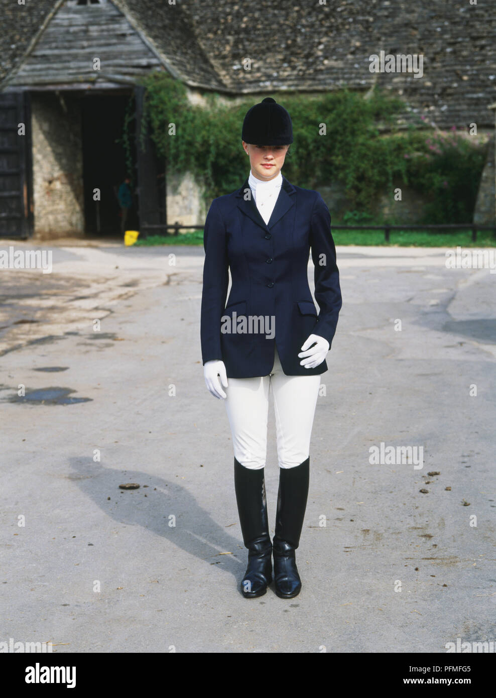 Mujer en blanco y negro elegante traje de equitación Fotografía de stock -  Alamy