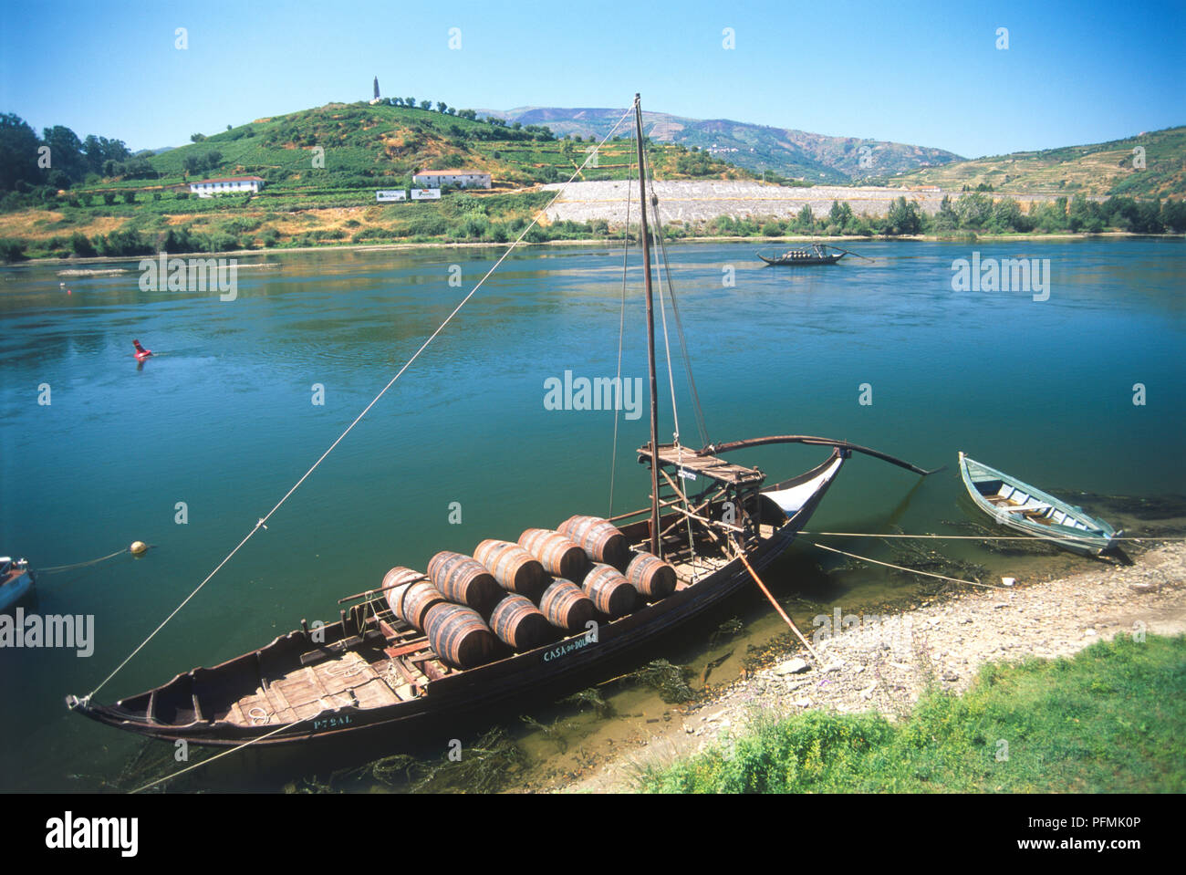 Portugal, Peso da Regua, barco cargado con barriles de puerto, amarrado a  orillas del río Fotografía de stock - Alamy