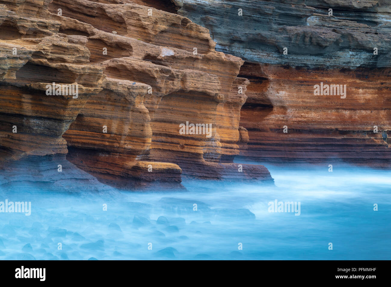 Rocas escarpadas costas, Costa del Silencio, Montana Amarilla, Tenerife, Islas Canarias, España Foto de stock