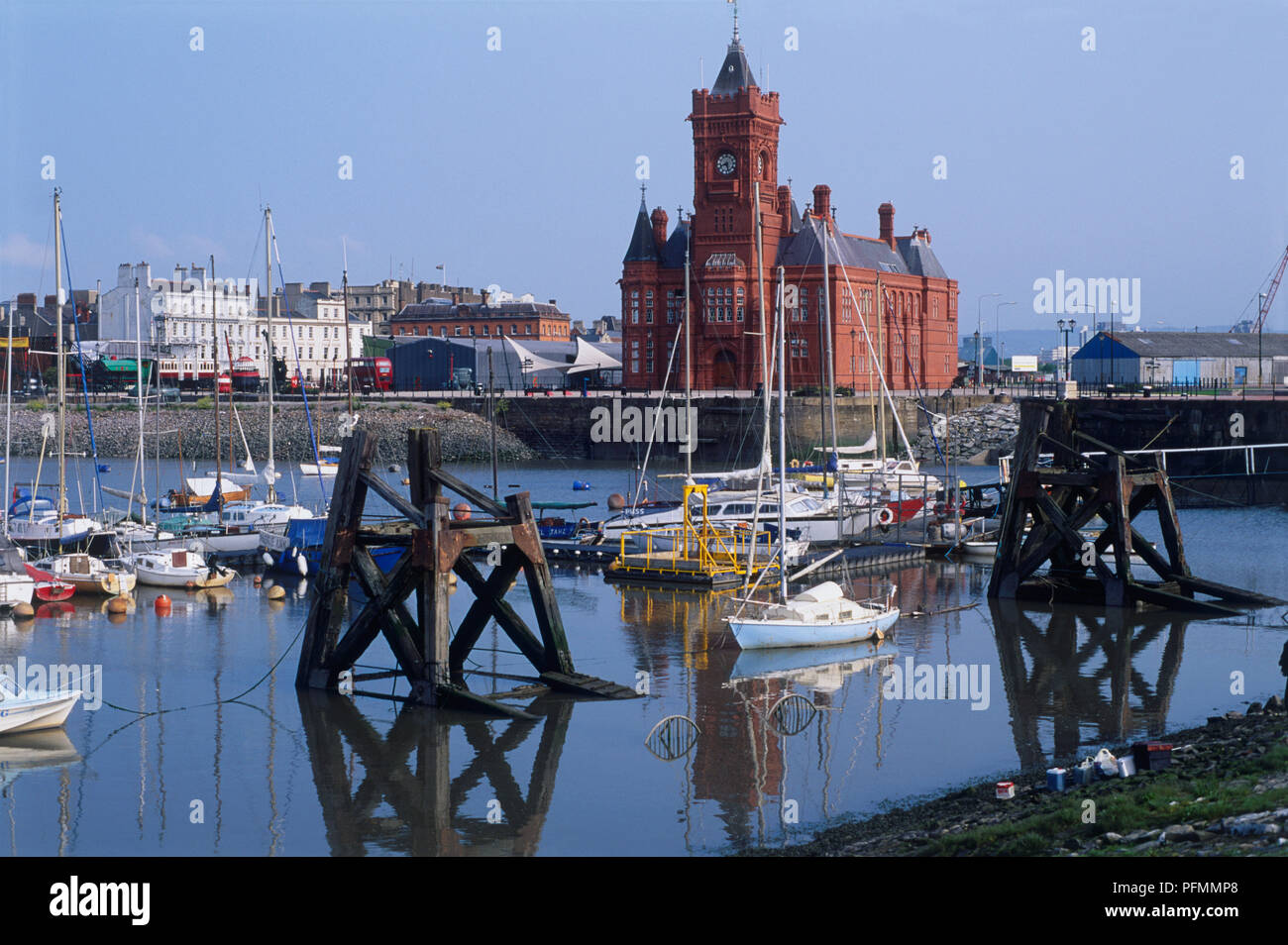 Gran Bretaña, País de Gales, Cardiff, del siglo XIX, edificio Pierhead con vistas a la bahía de Cardiff Foto de stock