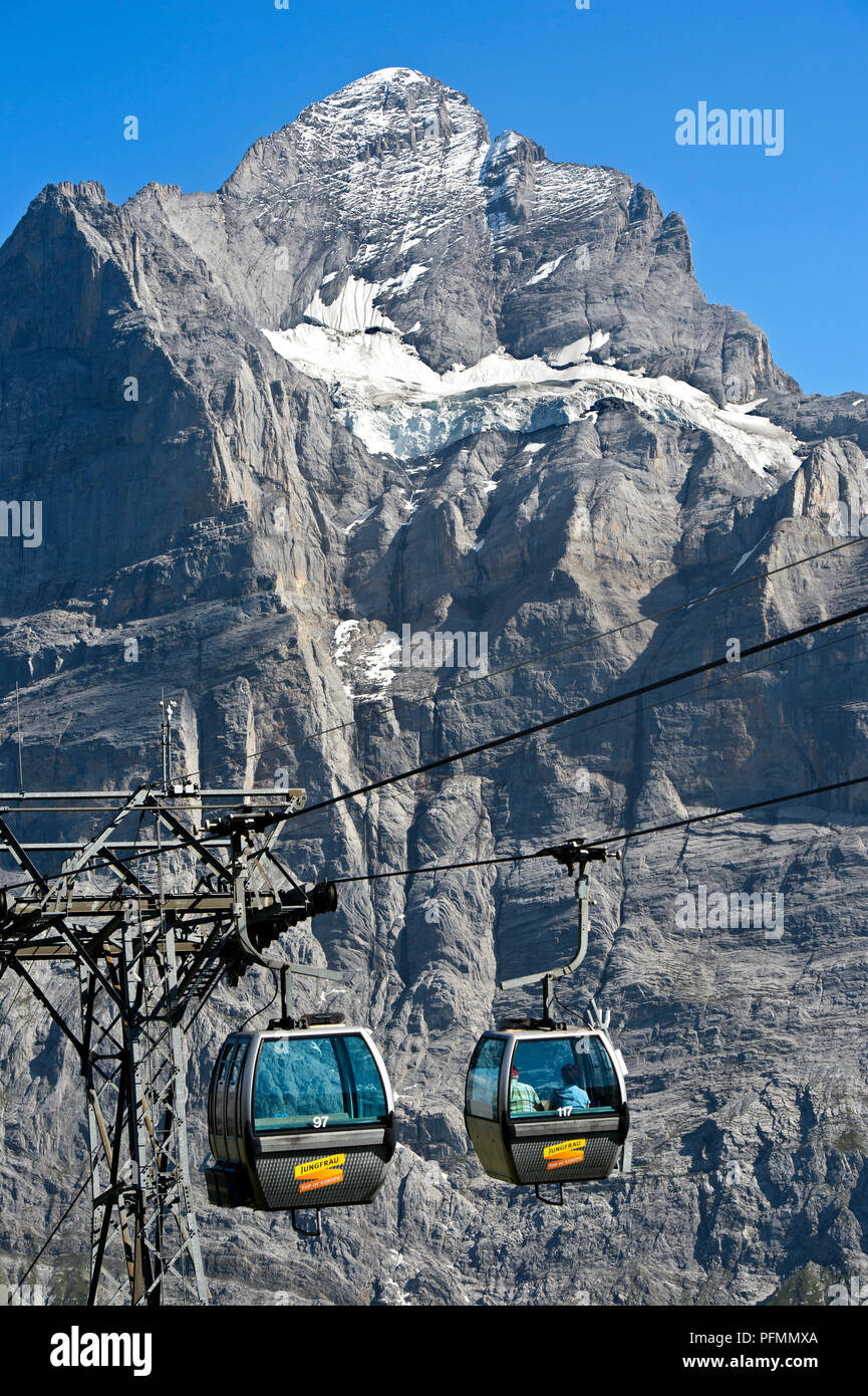 Cabina del teleférico Grindelwald-First delante del Wetterhorn, Grindelwald, en el Oberland bernés en Suiza Foto de stock