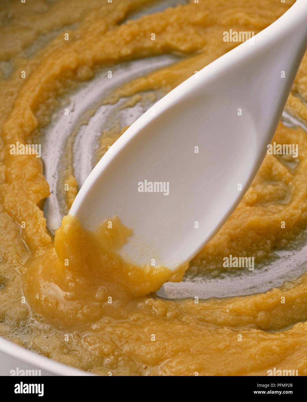 Hacer salsa bechamel, la mantequilla derretida y la mezcla de harina se  revuelve con cuchara Fotografía de stock - Alamy