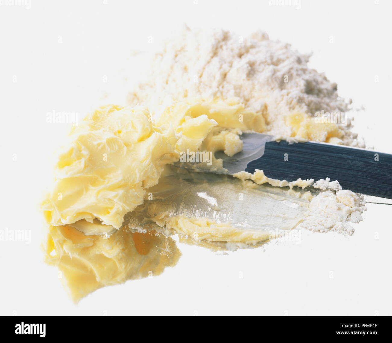 Cuchillo utilizado para machacar las mismas cantidades de harina y  mantequilla ablandada en una pasta suave, cerrar Fotografía de stock - Alamy