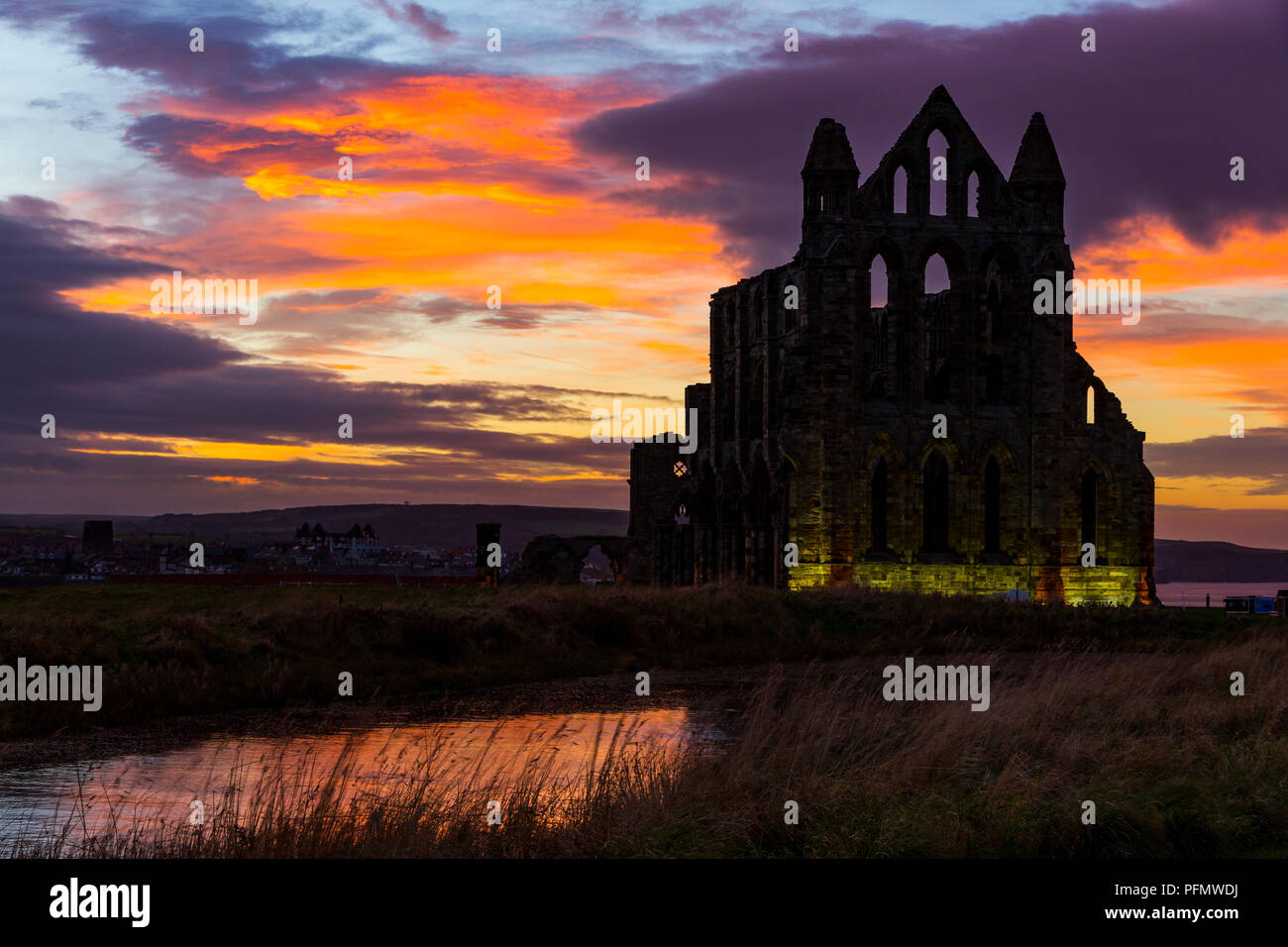 Abadía de Whitby en Yorkshire del norte por la noche Foto de stock