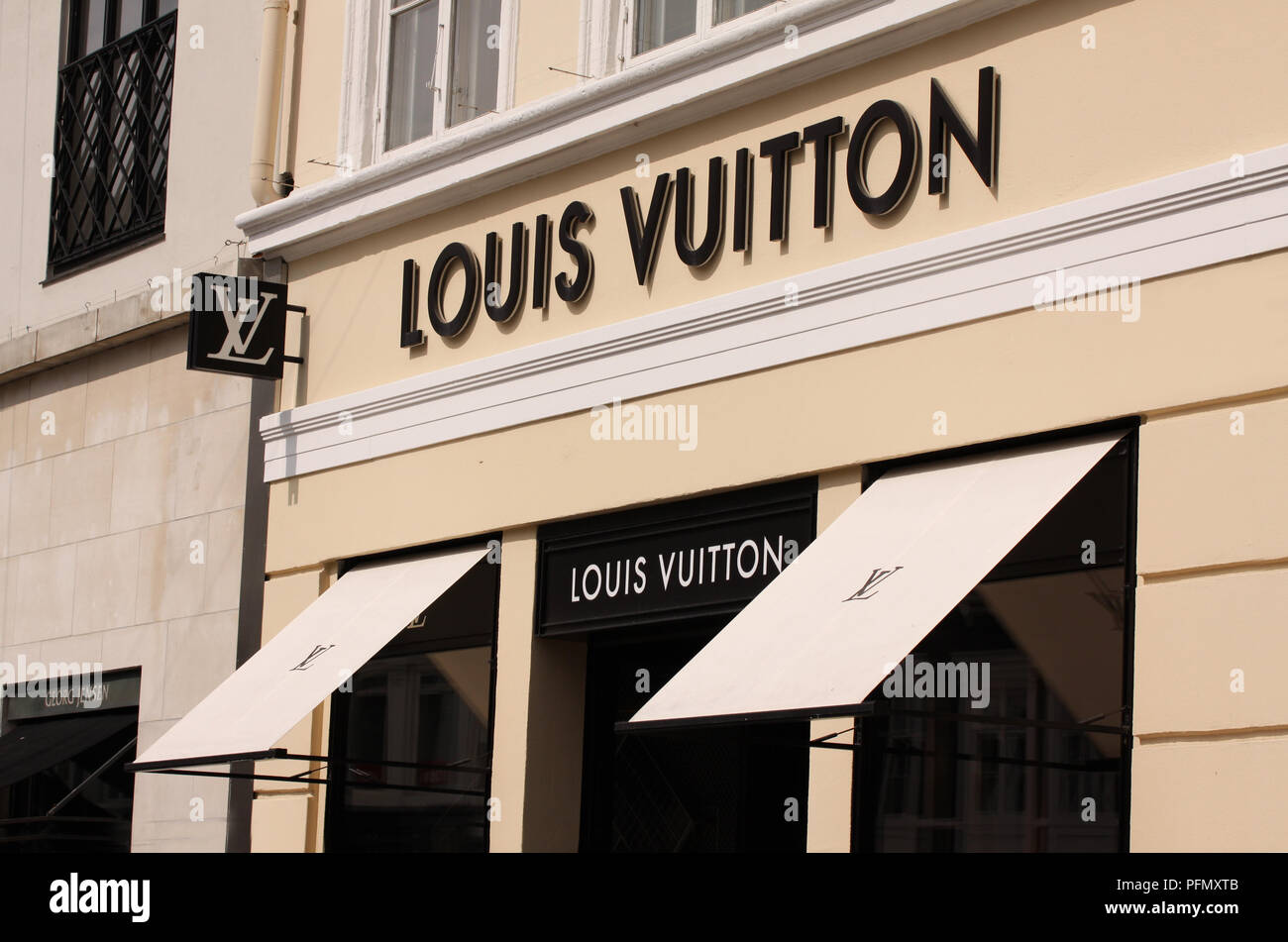 Copenhague, Dinamarca - 17 de agosto de 2018, el logotipo de Louis Vuitton:  panel de firma en la tienda. Louis Vuitton es una famosa casa de moda de  gama alta y de