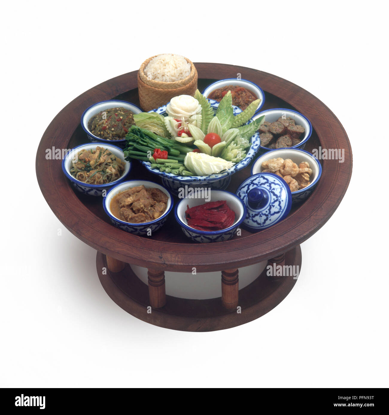 Arreglos de mesa de estilo Khantoke, compuesto de platos de comida en una  mesa circular, típica del norte de Tailandia, un alto ángulo de  visualización Fotografía de stock - Alamy