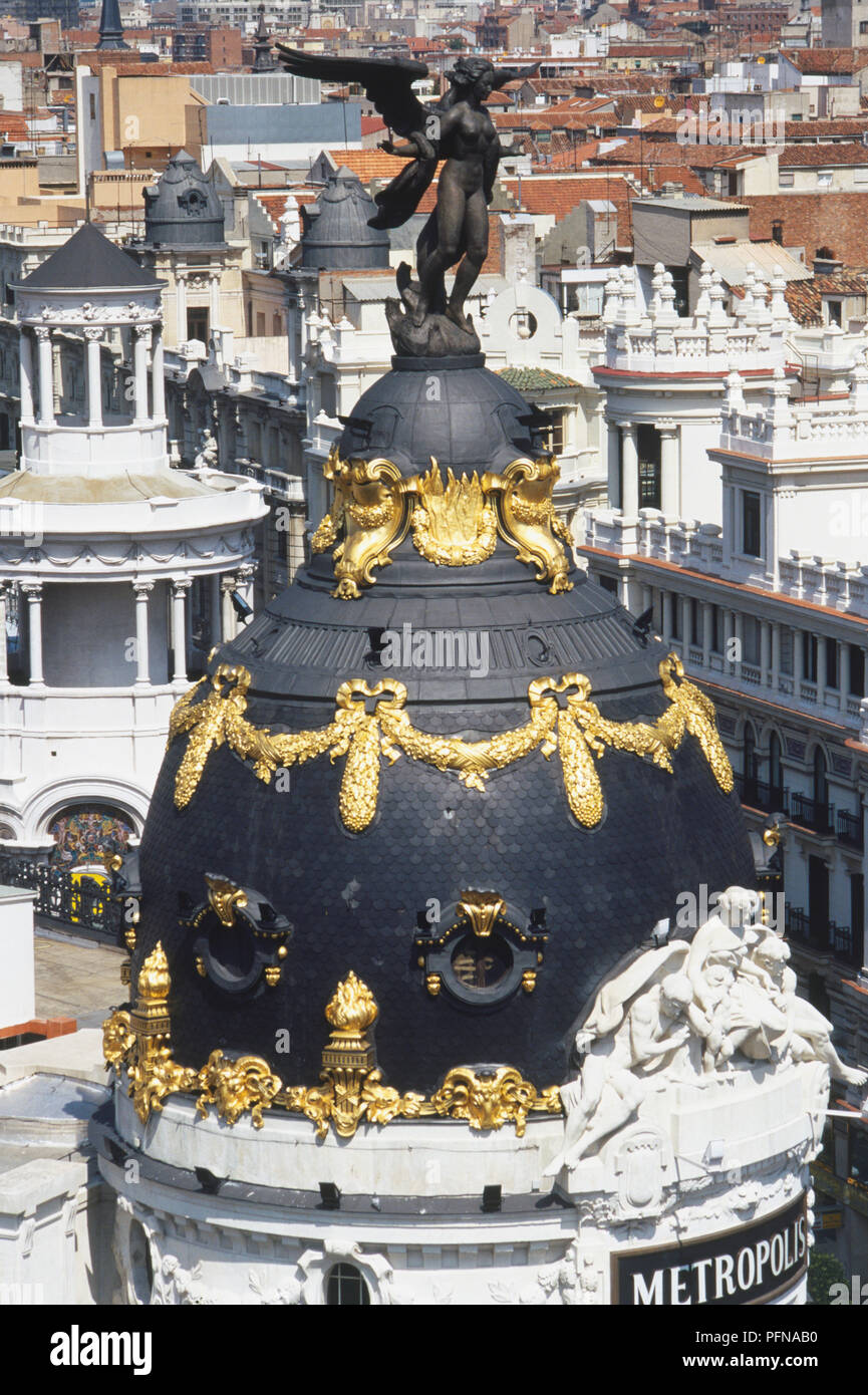 España. Madrid, el glorioso, ornamentada cúpula del edificio Metrópolis. Foto de stock