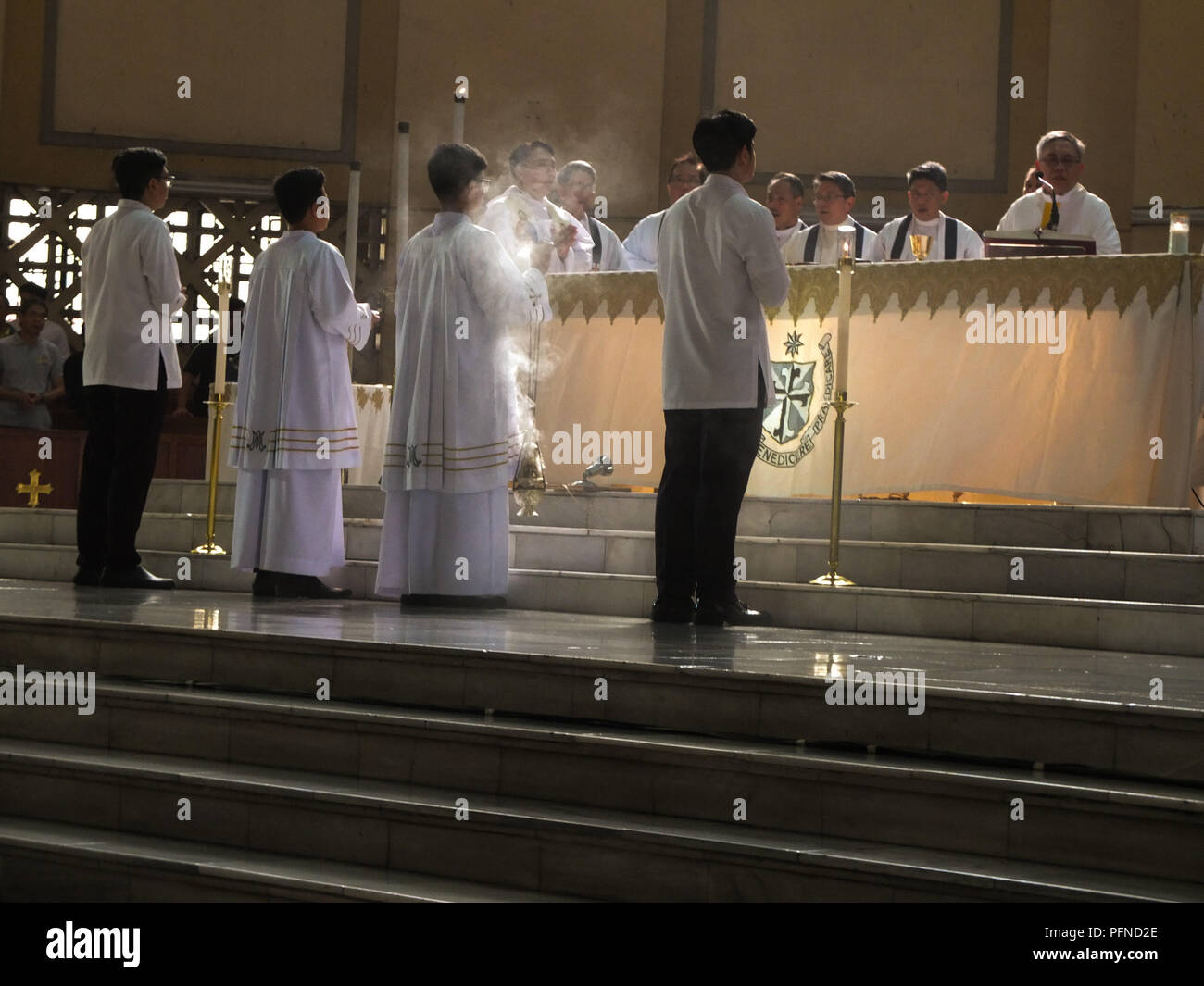 Quezon City, Filipinas. 1 Feb, 2013. Visto humo proveniente del incienso  realizada por los miembros de los caballeros del altar durante la misa  ritual.Una misa para conmemorar el 35º aniversario del asesinato