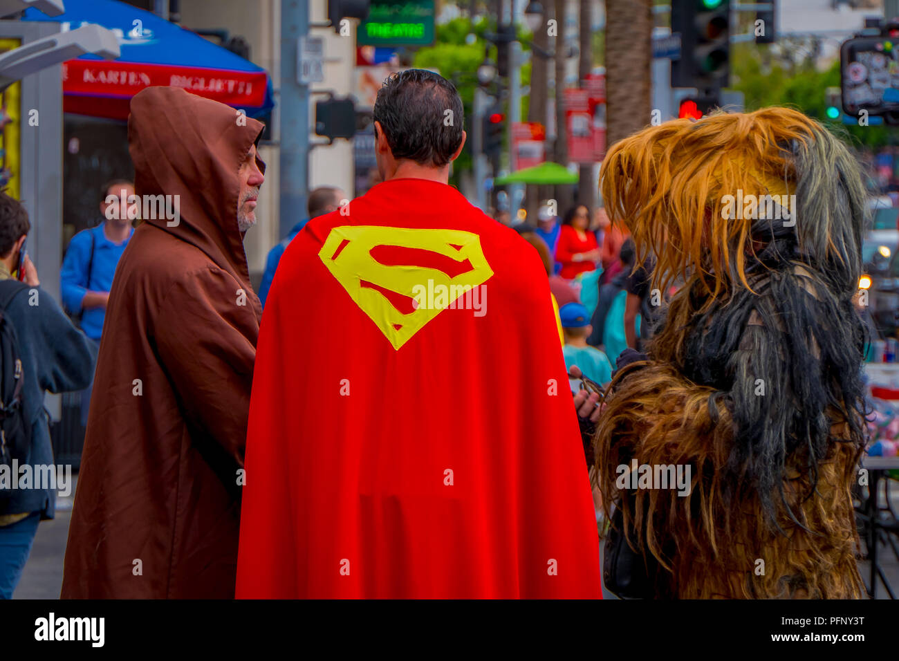 Los Angeles, California, USA, Junio 15, 2018: Vista exterior de personas no identificadas usando diferentes disfraces, Superman, Chewbacca y jedi en las calles de Los Angeles en Hollywood Foto de stock