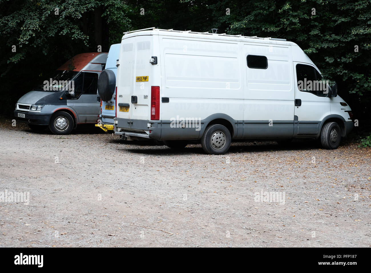 Agosto 2018 - camping salvaje en un aparcamiento público en Leigh Woods, cerca de la ciudad de Bristol. Foto de stock
