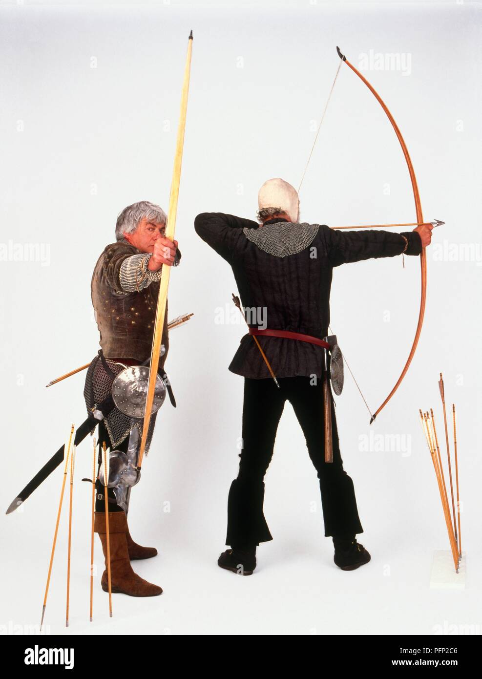 Dos modelos vestidas como arqueros medievales la celebración de arcos y  flechas Fotografía de stock - Alamy