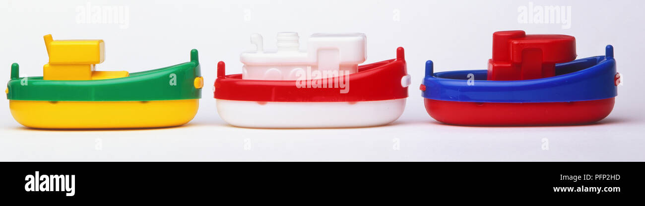 Tres barcos de juguete de plástico Fotografía de stock - Alamy