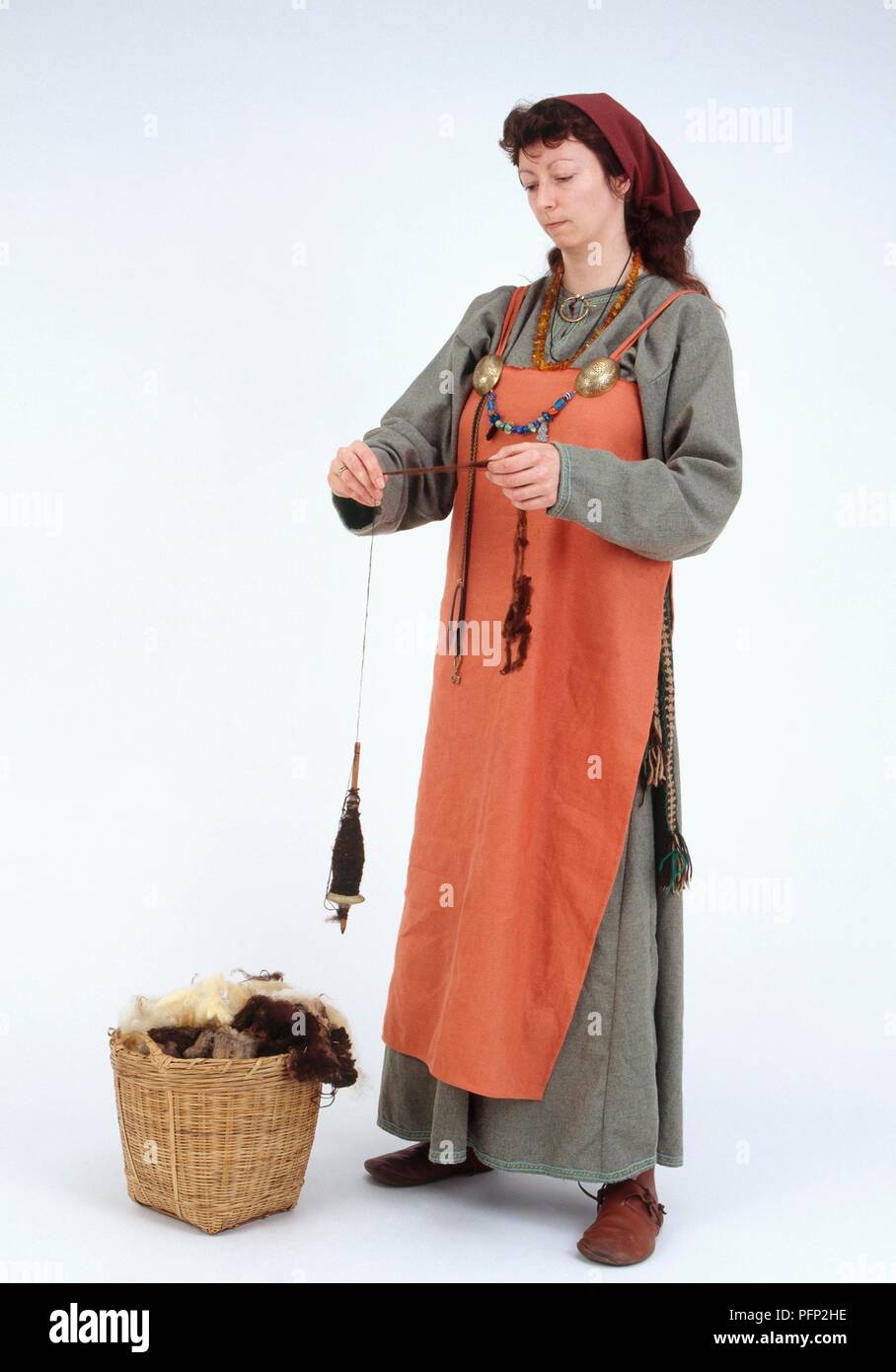 Modelo vestida como mujer Vikinga con el husillo Foto de stock