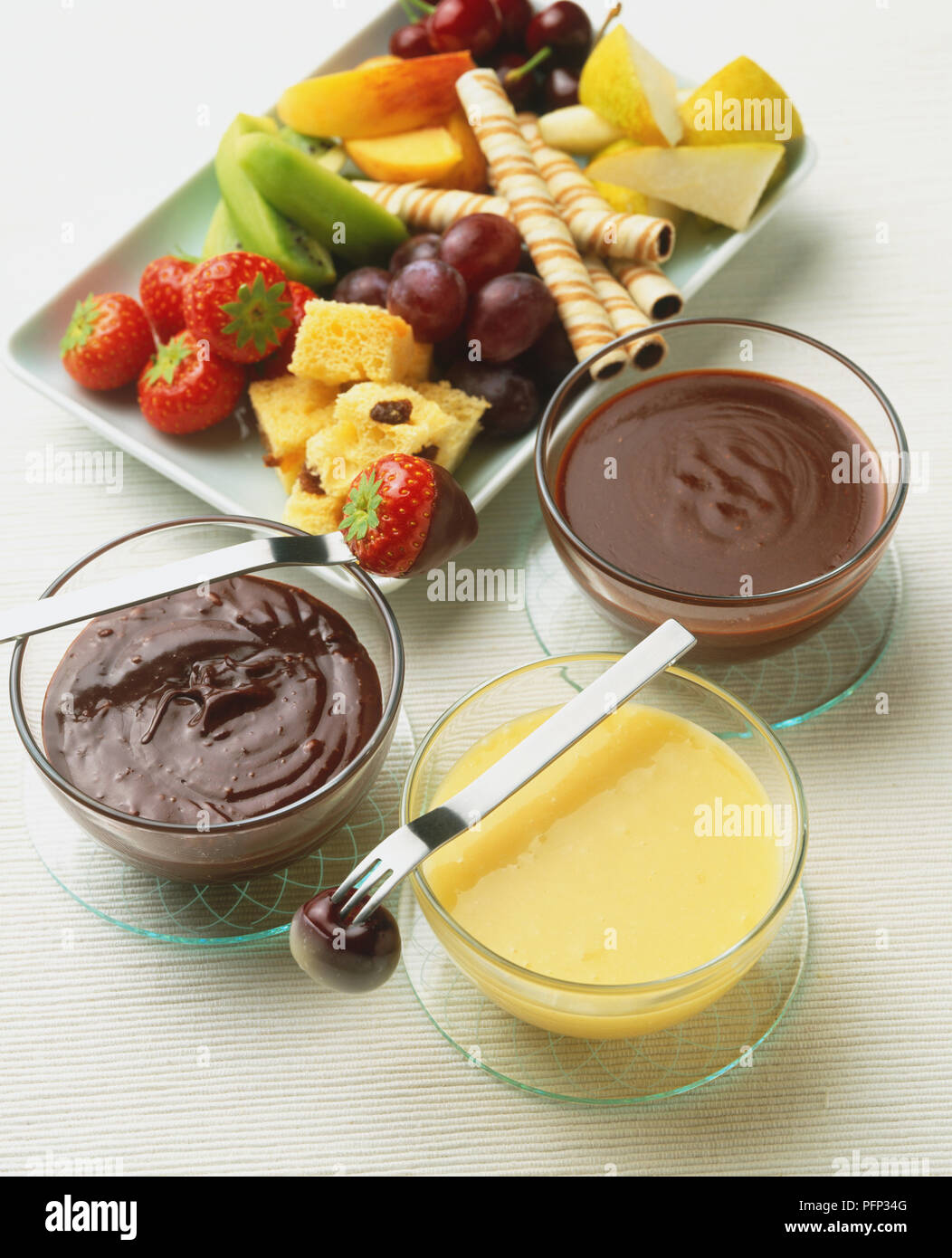 Fondue de chocolate con frutas y galletas